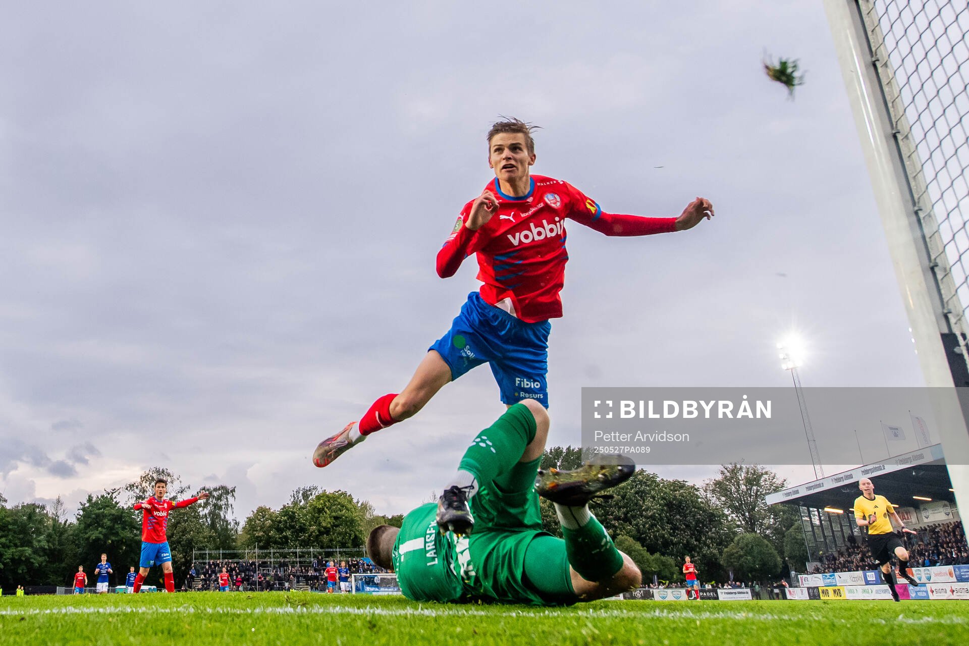 Helsingborgs Adrian Svanbäck gör ett bortdömt mål mot Trelleborgs målvakt Andreas Larsen under fotbollsmatchen i Superettan mellan Trelleborg och Helsingborg den 27 maj 2025 i Trelleborg.