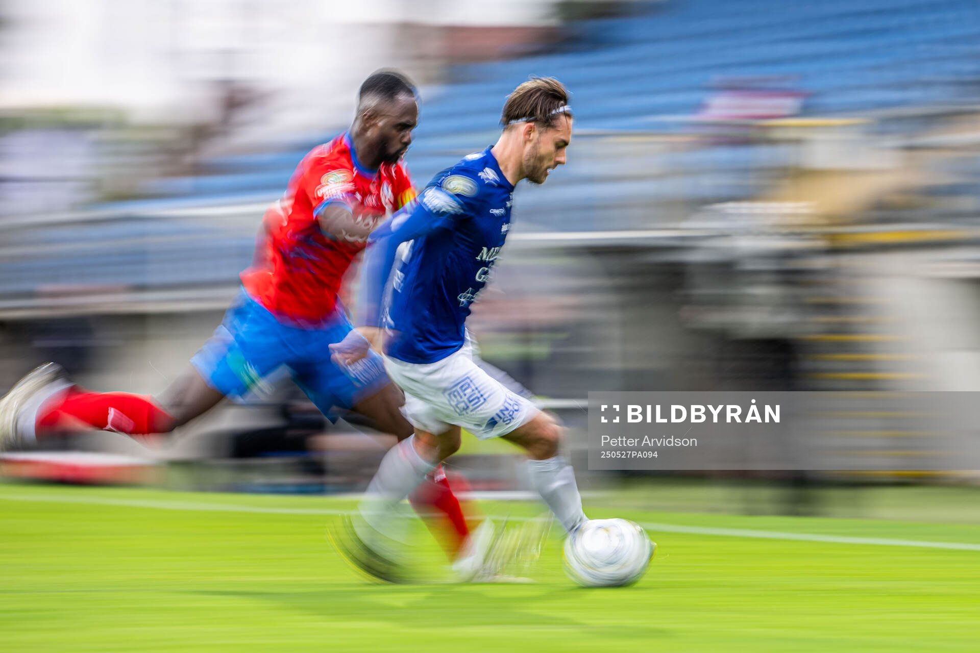 Helsingborgs Adam Akimey och Trelleborgs Felix Hörberg under fotbollsmatchen i Superettan mellan Trelleborg och Helsingborg den 27 maj 2025 i Trelleborg.