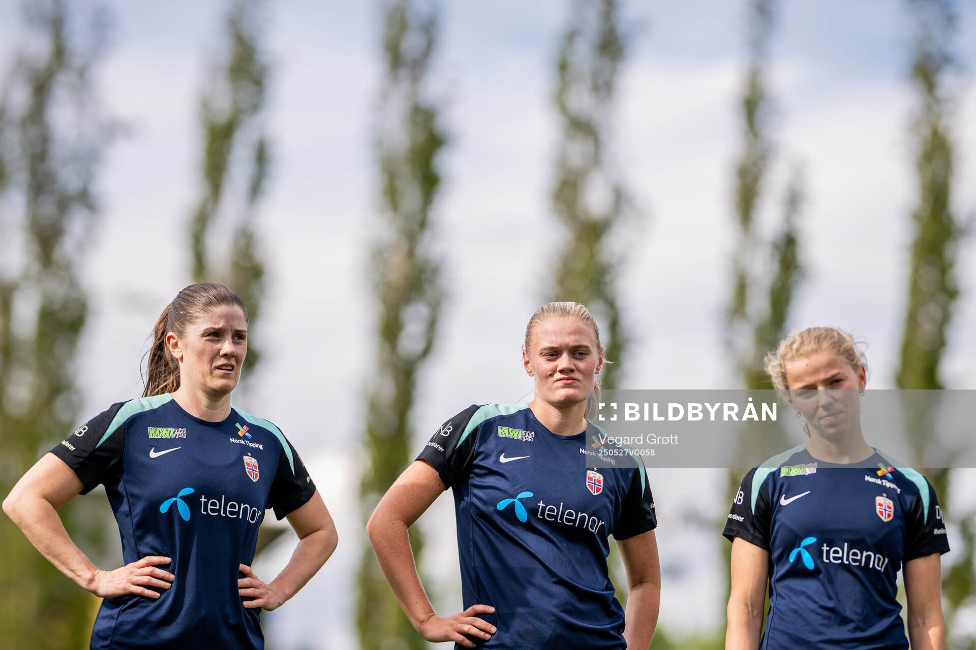 Maren Mjelde, Mathilde Harviken and Justine Kielland of the Norwegian women's national football team during a training session on May 27, 2025 in Trondheim.