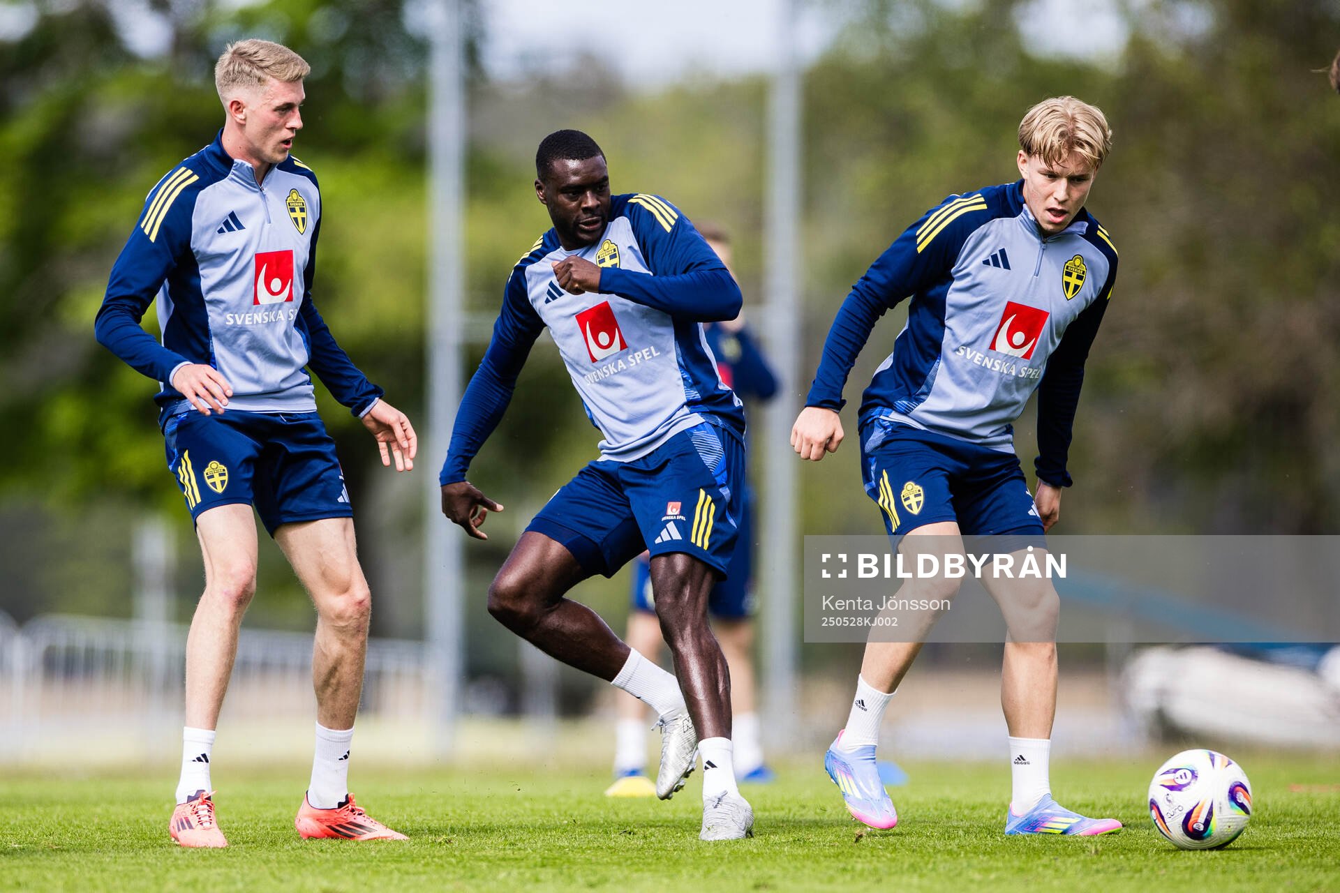 Ken Sema and Daniel Svensson of the Swedish men's national football team during a training session on May 28, 2025 in Stockholm. 