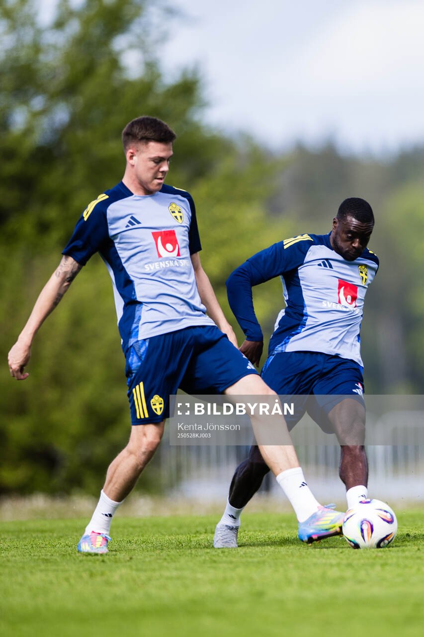 Emil Holm and Ken Sema of the Swedish men's national football team during a training session on May 28, 2025 in Stockholm. 