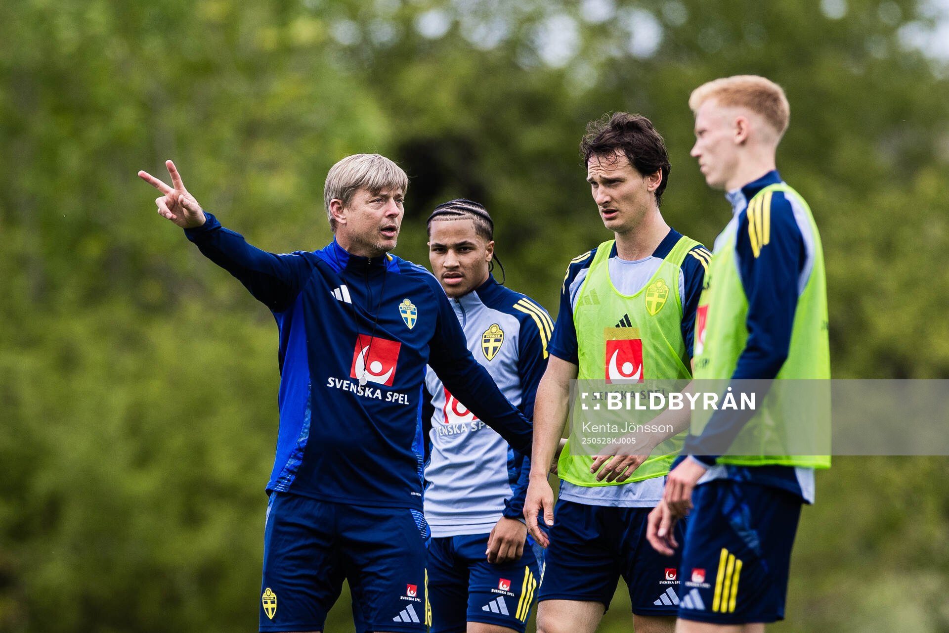 Head coach Jon Dahl Tomasson, Momodou Sonko, Hjalmar Ekdal and Hugo Larsson of the Swedish men's national football team during a training session on May 28, 2025 in Stockholm.