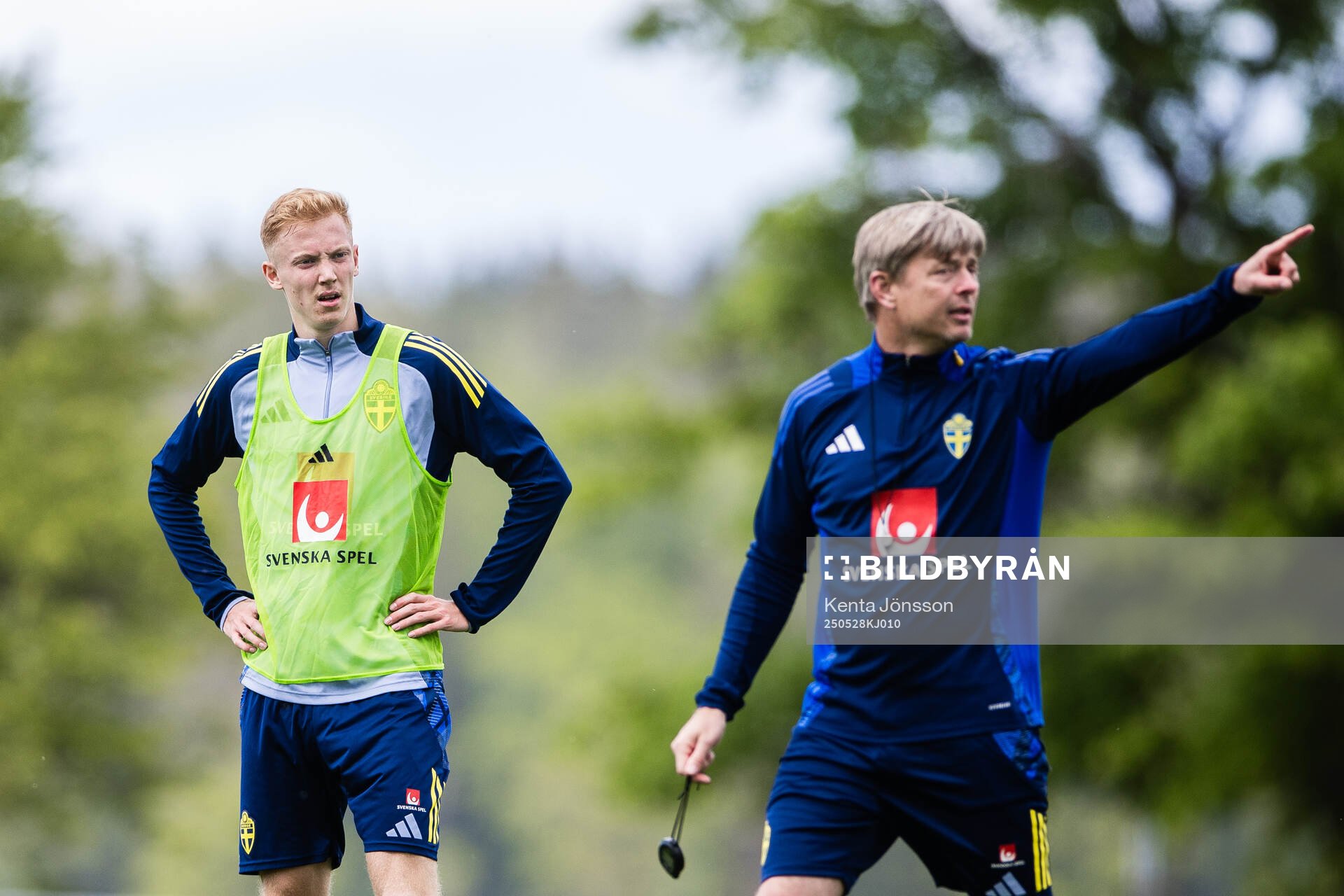 Hugo Larsson and head coach Jon Dahl Tomasson of the Swedish men's national football team during a training session on May 28, 2025 in Stockholm. 
