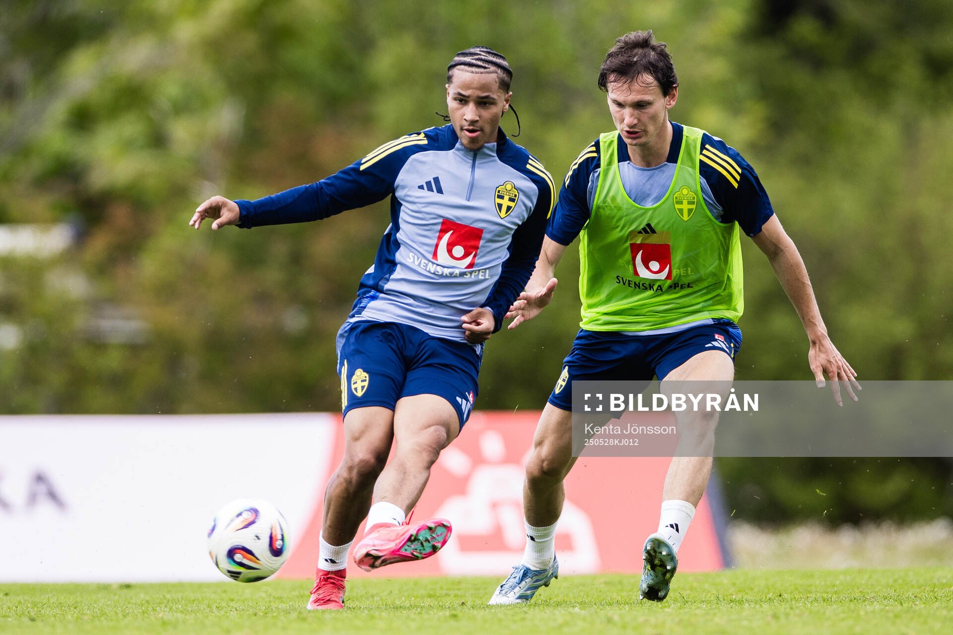 Momodou Sonko and Hjalmar Ekdal of the Swedish men's national football team during a training session on May 28, 2025 in Stockholm. 