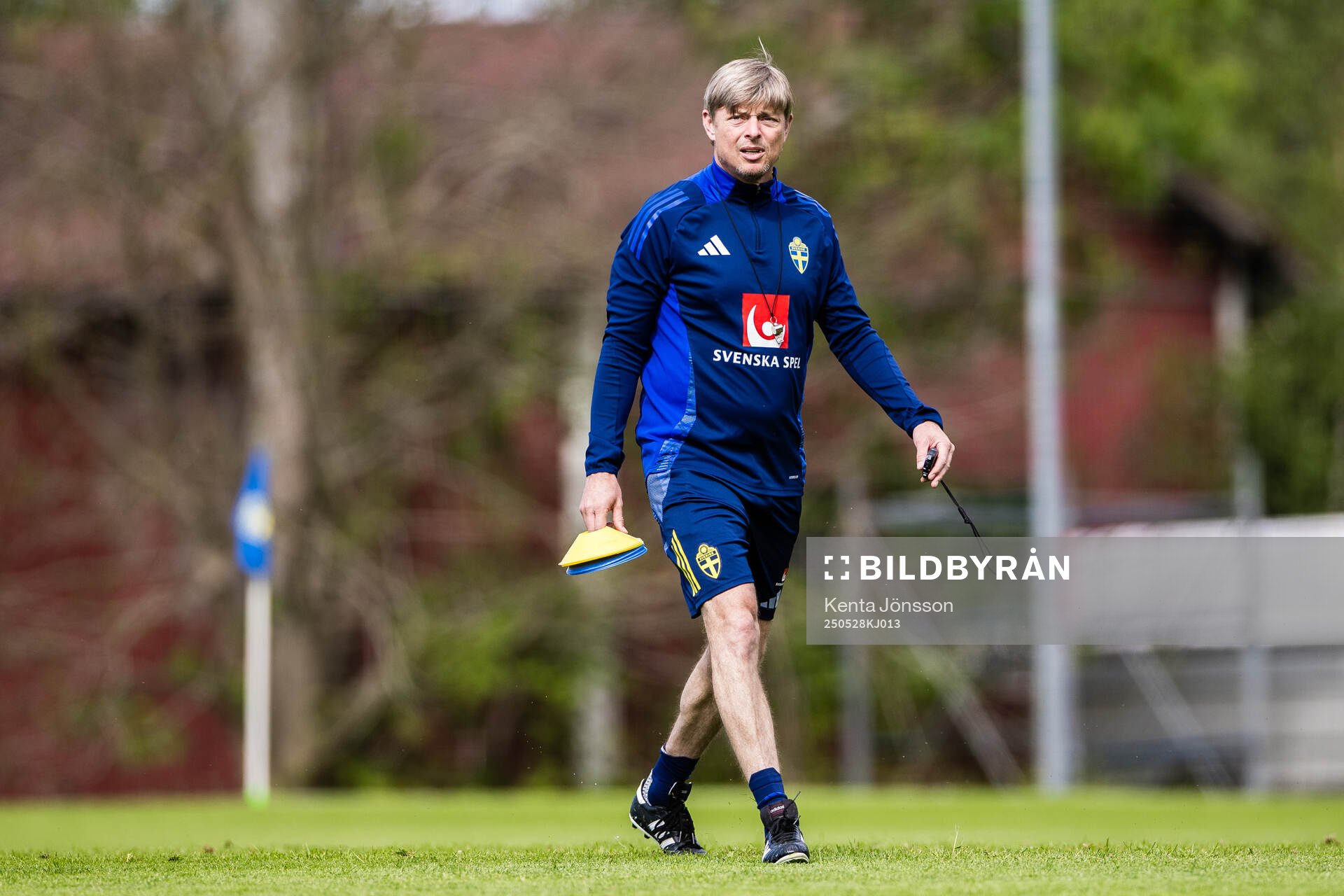 Head coach Jon Dahl Tomasson of the Swedish men's national football team during a training session on May 28, 2025 in Stockholm. 