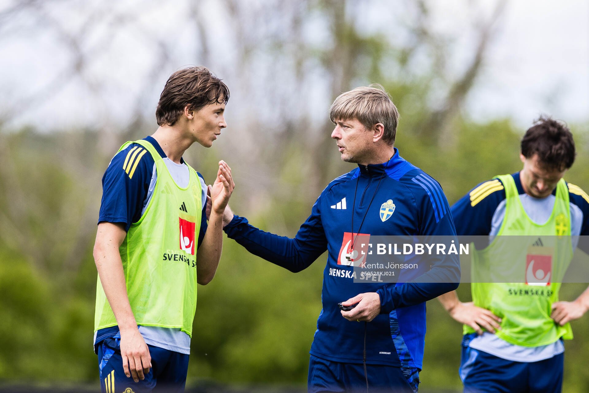 John Mellberg and Head coach Jon Dahl Tomasson of the Swedish men's national football team during a training session on May 28, 2025 in Stockholm. 