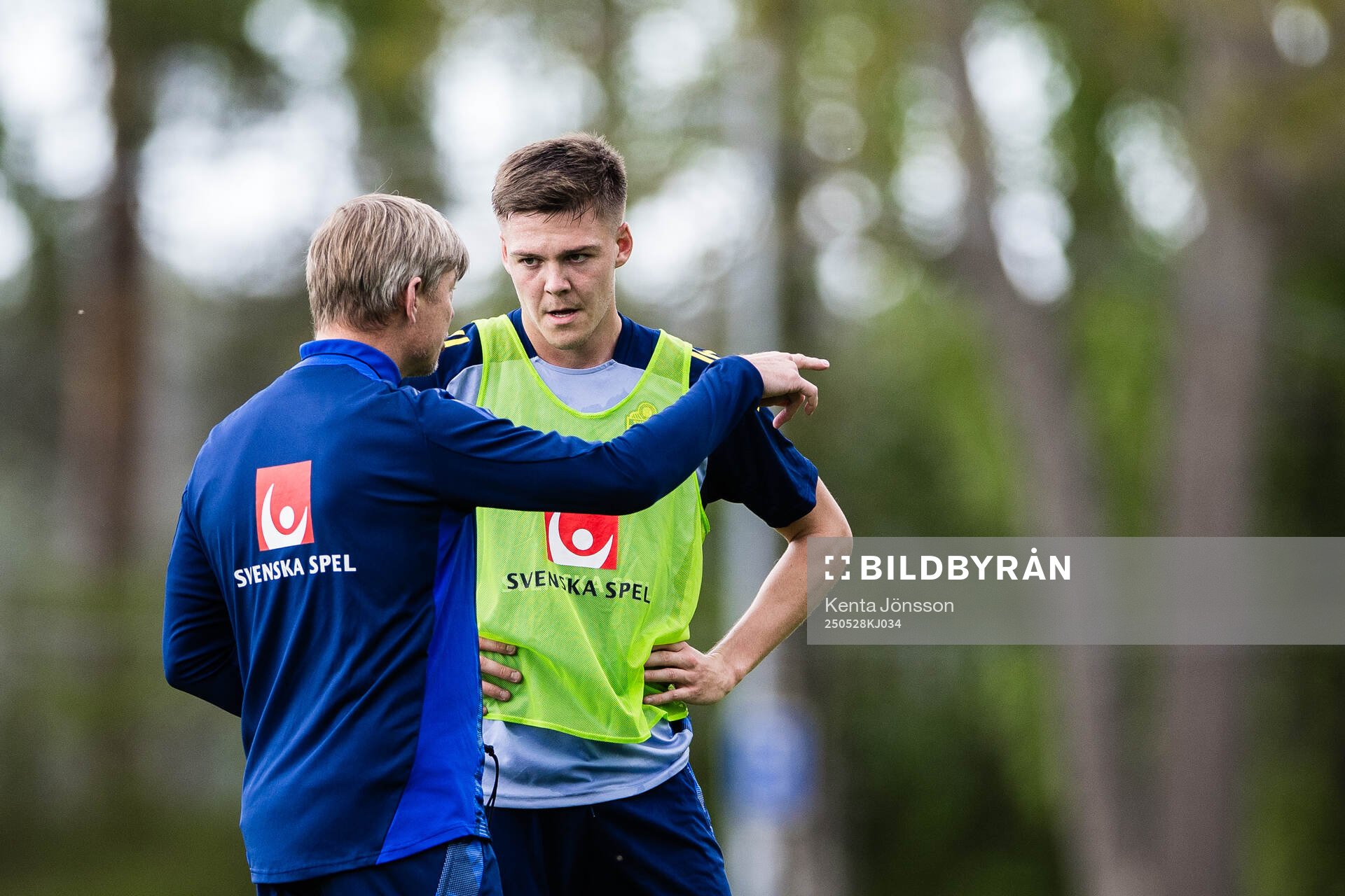 Emil Holm and head coach Jon Dahl Tomasson of the Swedish men's national football team during a training session on May 28, 2025 in Stockholm. 
