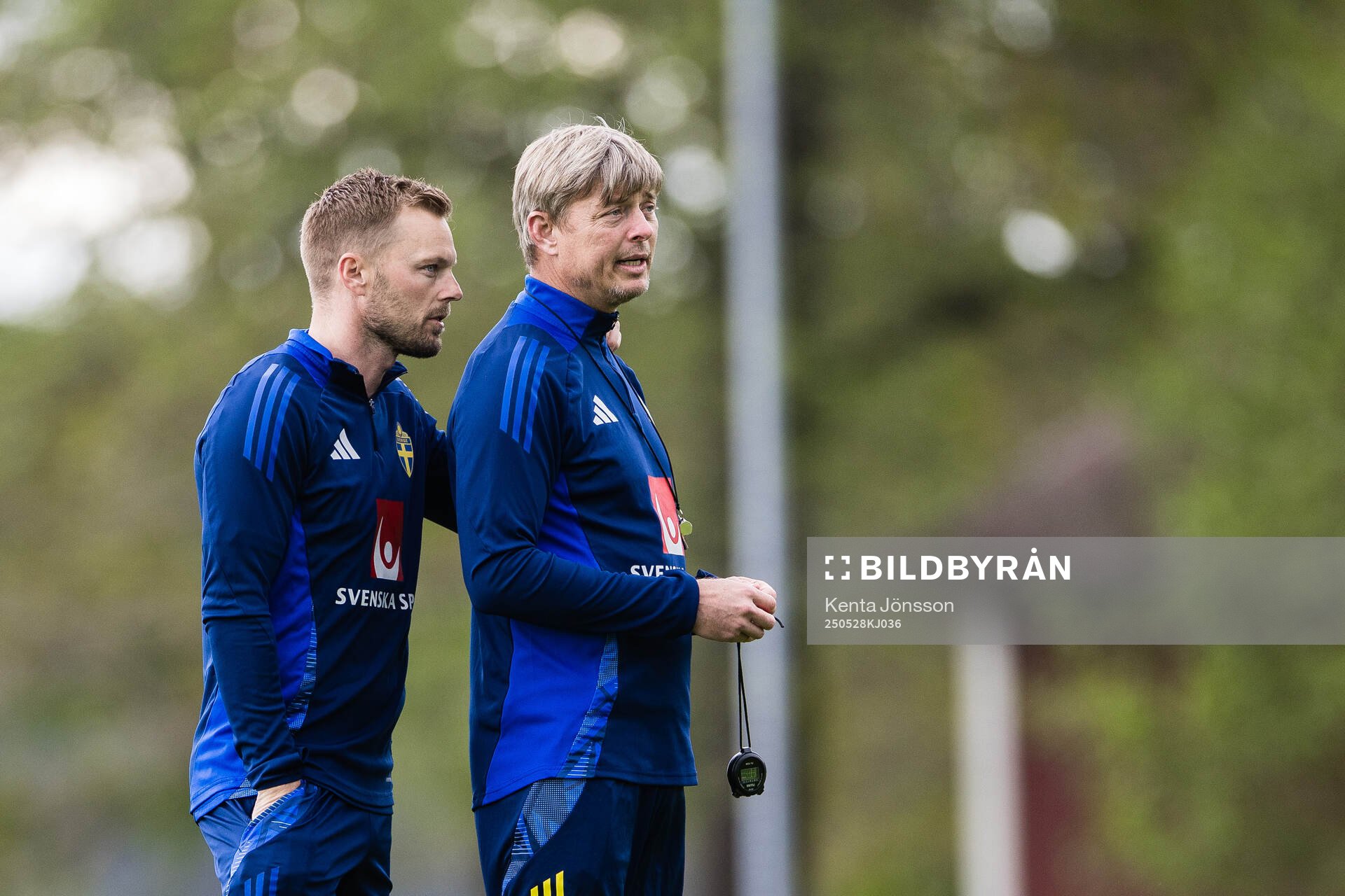 Assistant coach Sebastian Larsson and head coach Jon Dahl Tomasson of the Swedish men's national football team during a training session on May 28, 2025 in Stockholm.