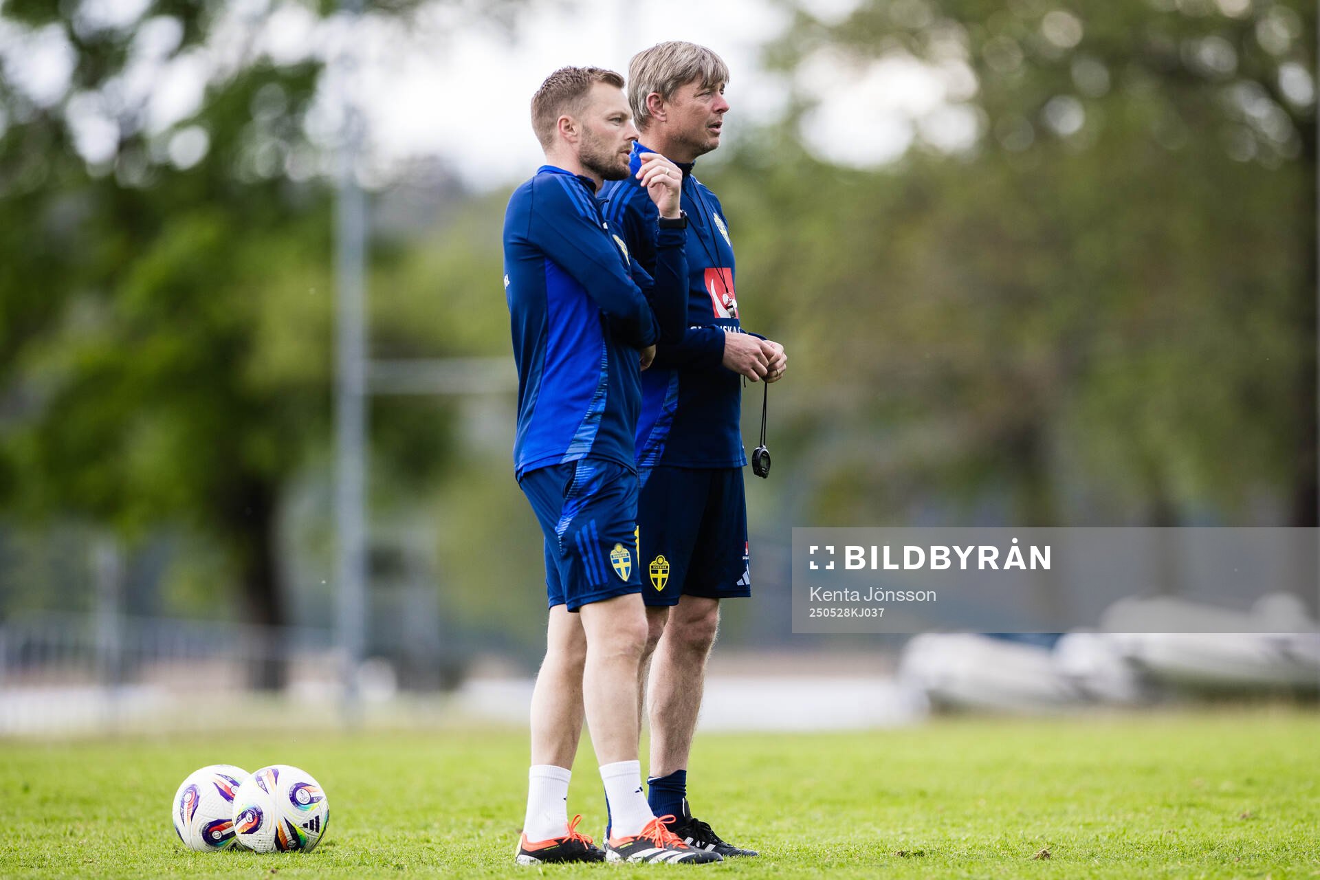 Assistant coach Sebastian Larsson and head coach Jon Dahl Tomasson of the Swedish men's national football team during a training session on May 28, 2025 in Stockholm.
