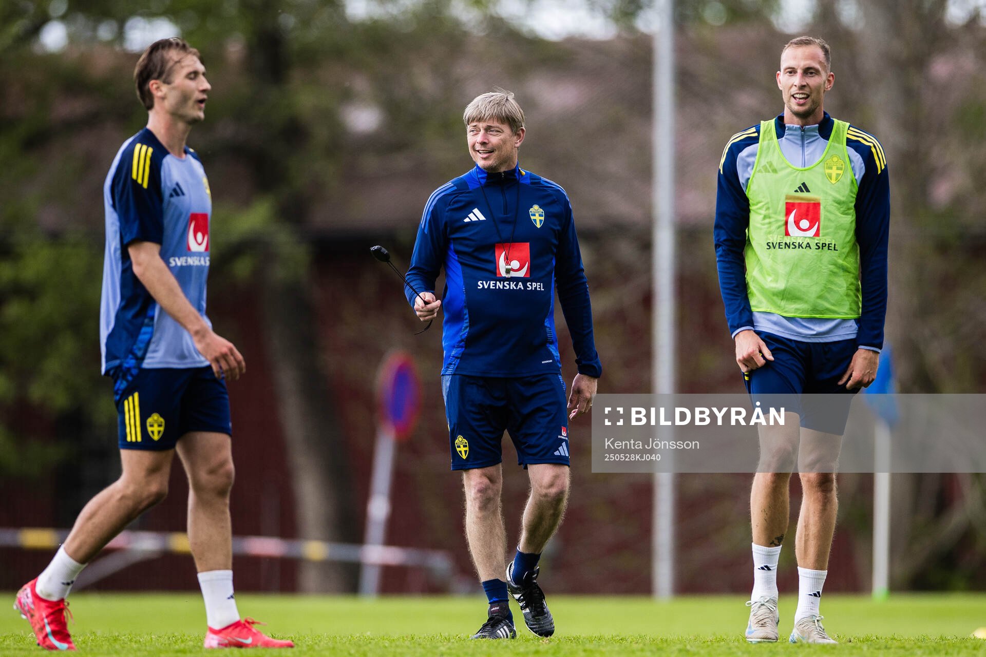 Benjamin Nygren, head coach Jon Dahl Tomasson and Gustaf Nilsson of the Swedish men's national football team during a training session on May 28, 2025 in Stockholm.