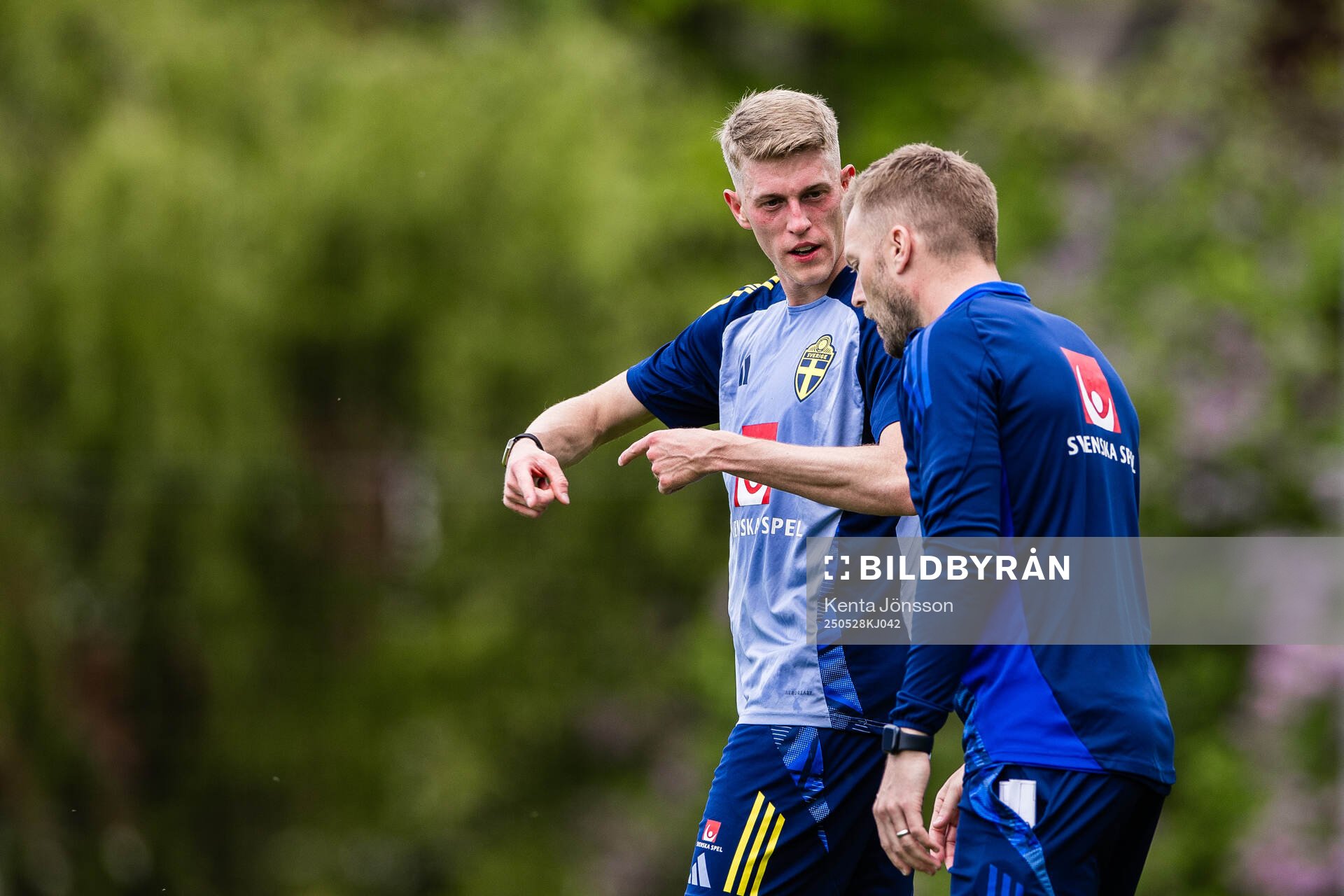 Alexander Bernhardsson and assistant coach Sebastian Larsson of the Swedish men's national football team during a training session on May 28, 2025 in Stockholm. 