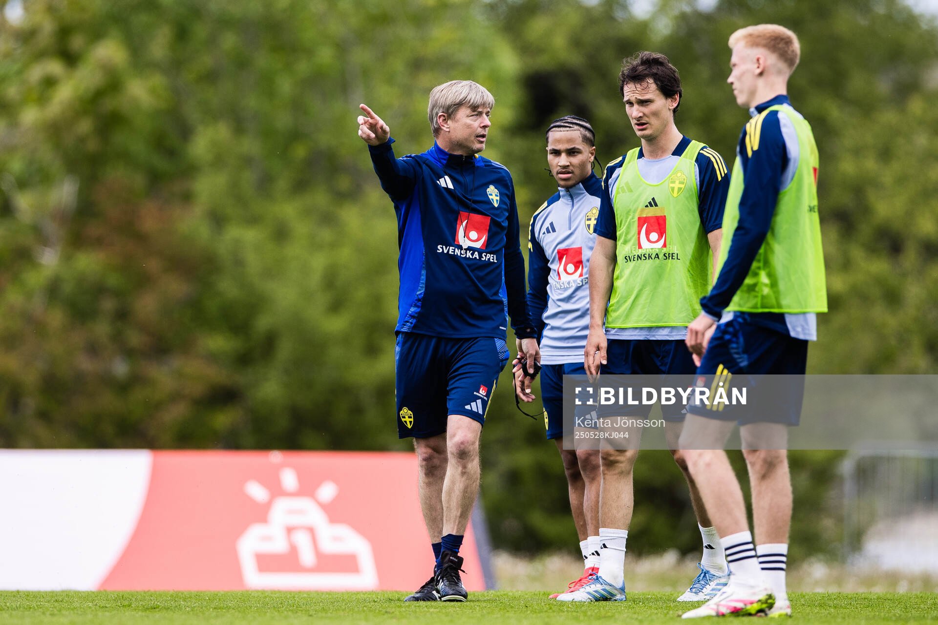 Head coach Jon Dahl Tomasson, Momodou Sonko, Hjalmar Ekdal and Hugo Larsson of the Swedish men's national football team during a training session on May 28, 2025 in Stockholm.