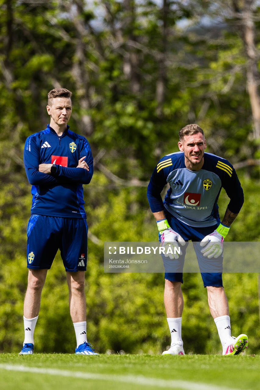Goalkeeper coach Maths Elfvendal and goalkeeper Robin Olsen of the Swedish men's national football team during a training session on May 28, 2025 in Stockholm.