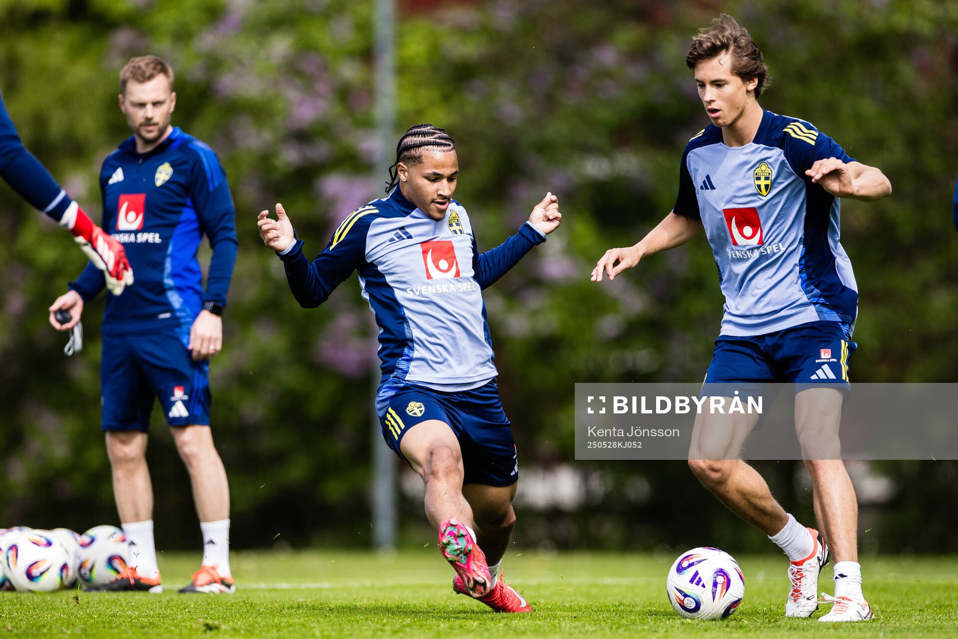Momodou Sonko and John Mellberg of the Swedish men's national football team during a training session on May 28, 2025 in Stockholm. 