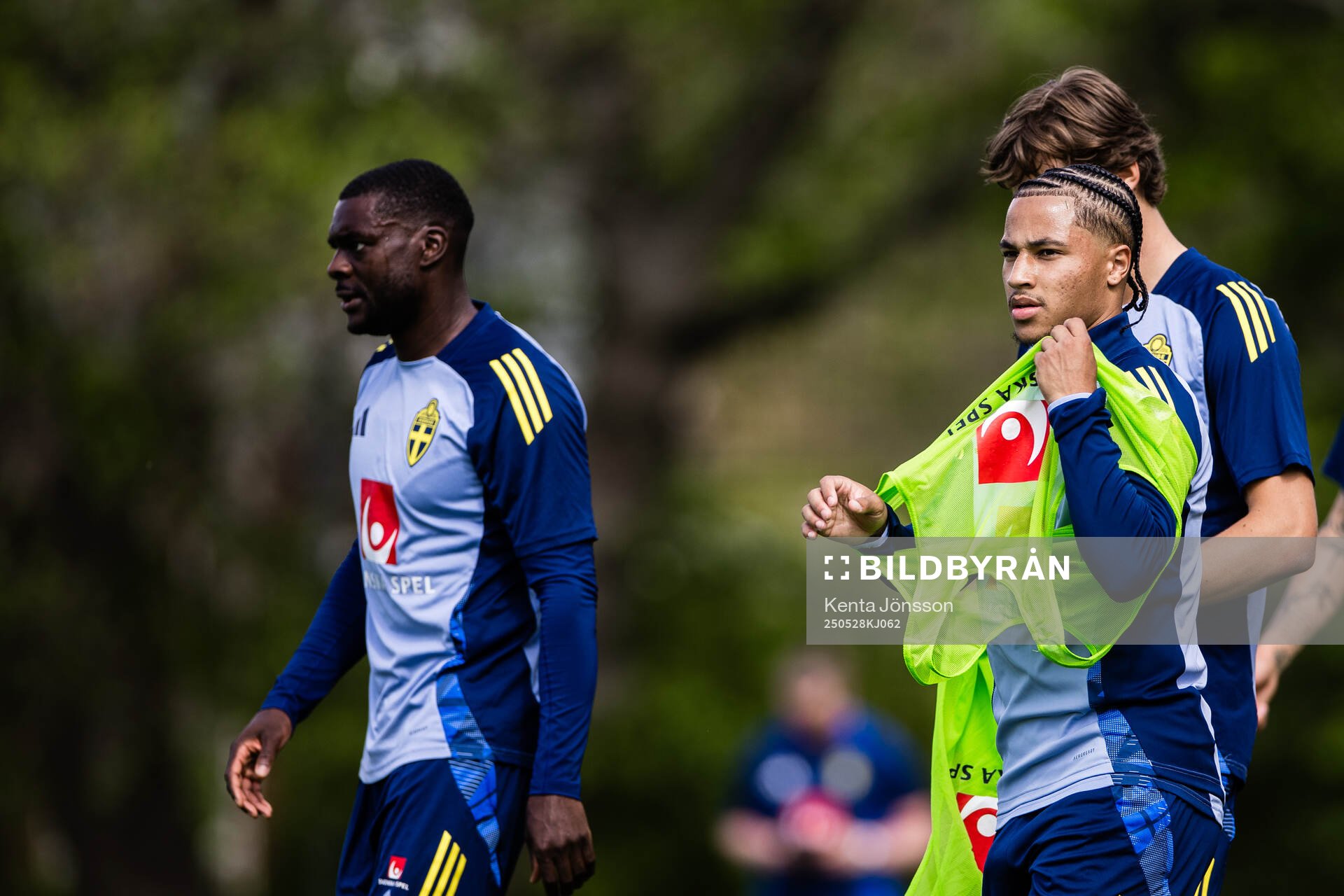 Ken Sema and Momodou Sonko of the Swedish men's national football team during a training session on May 28, 2025 in Stockholm. 
