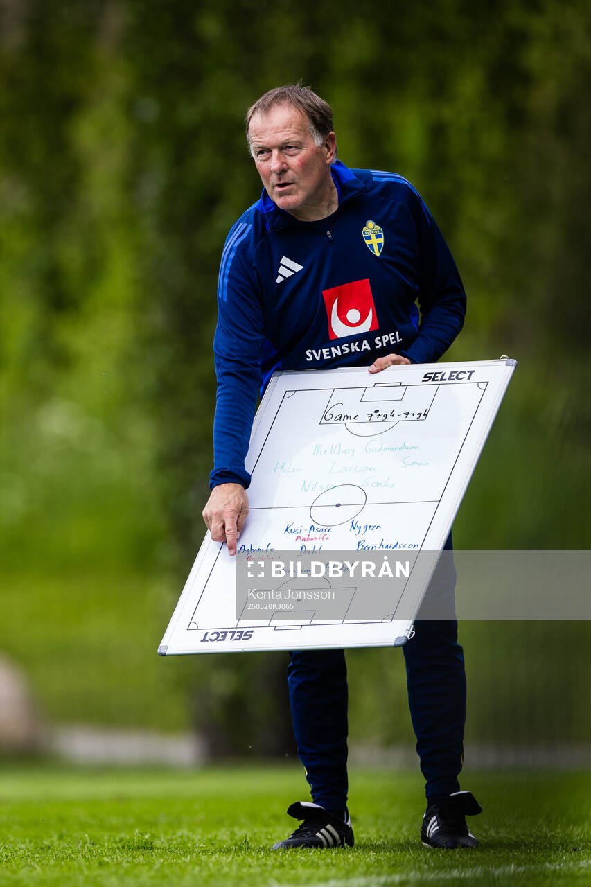 Assistant coach Remy Reijnierse of the Swedish men's national football team during a training session on May 28, 2025 in Stockholm. 