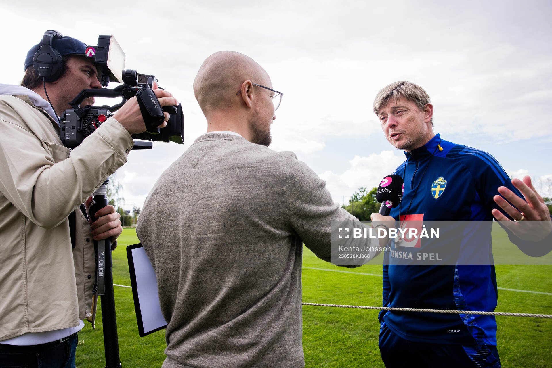 Head coach Jon Dahl Tomasson of the Swedish men's national football team are being interviewed during a training session on May 28, 2025 in Stockholm. 
