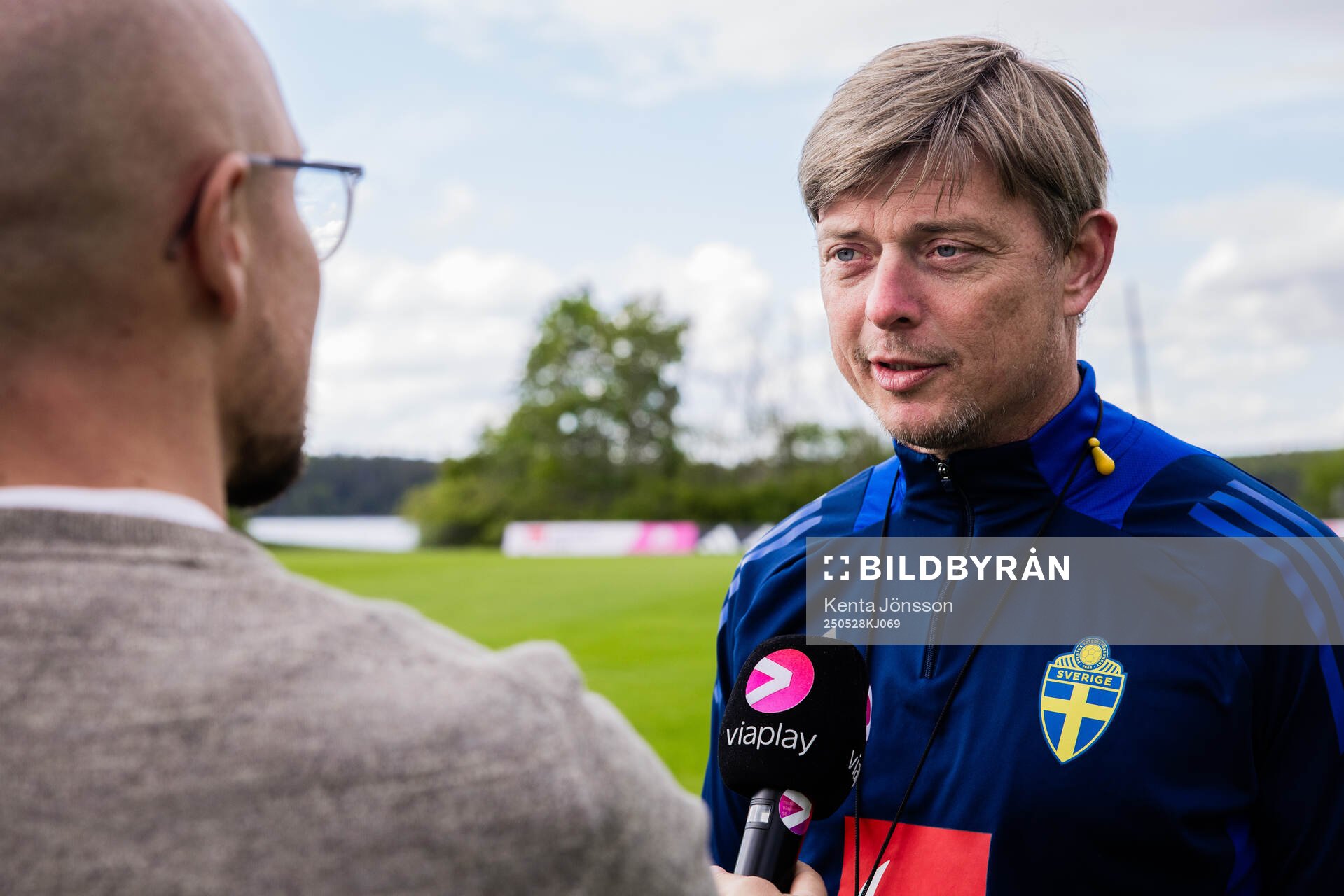 Head coach Jon Dahl Tomasson of the Swedish men's national football team are being interviewed during a training session on May 28, 2025 in Stockholm. 
