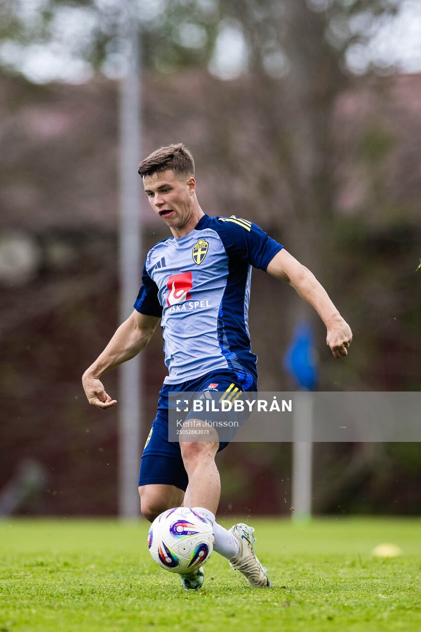 Samuel Dahl of the Swedish men's national football team during a training session on May 28, 2025 in Stockholm. 