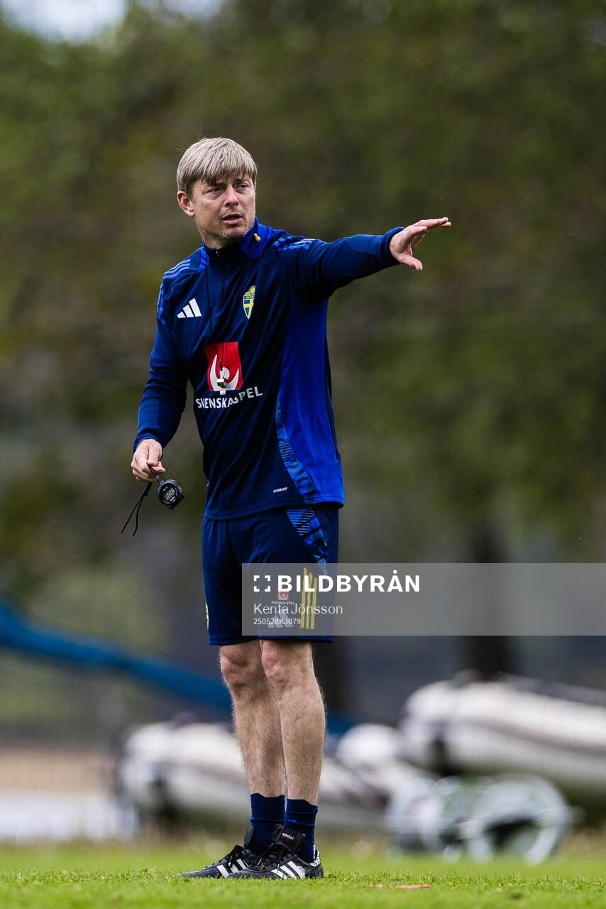 Head coach Jon Dahl Tomasson of the Swedish men's national football team during a training session on May 28, 2025 in Stockholm. 