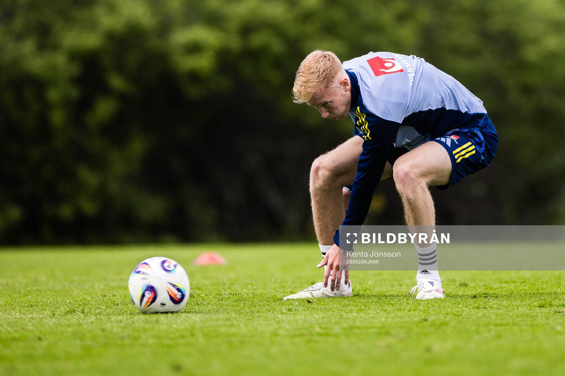 Hugo Larsson of the Swedish men's national football team during a training session on May 28, 2025 in Stockholm. 