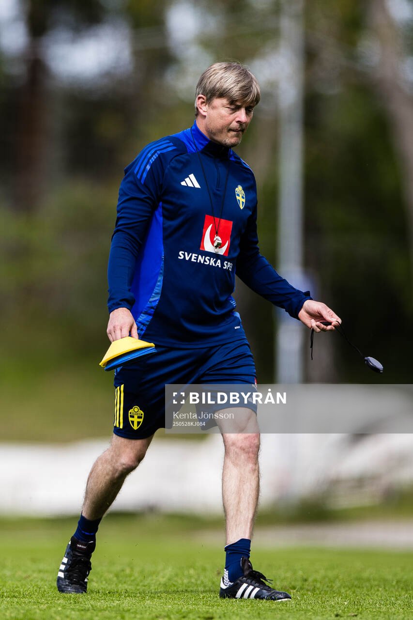Head coach Jon Dahl Tomasson of the Swedish men's national football team during a training session on May 28, 2025 in Stockholm. 