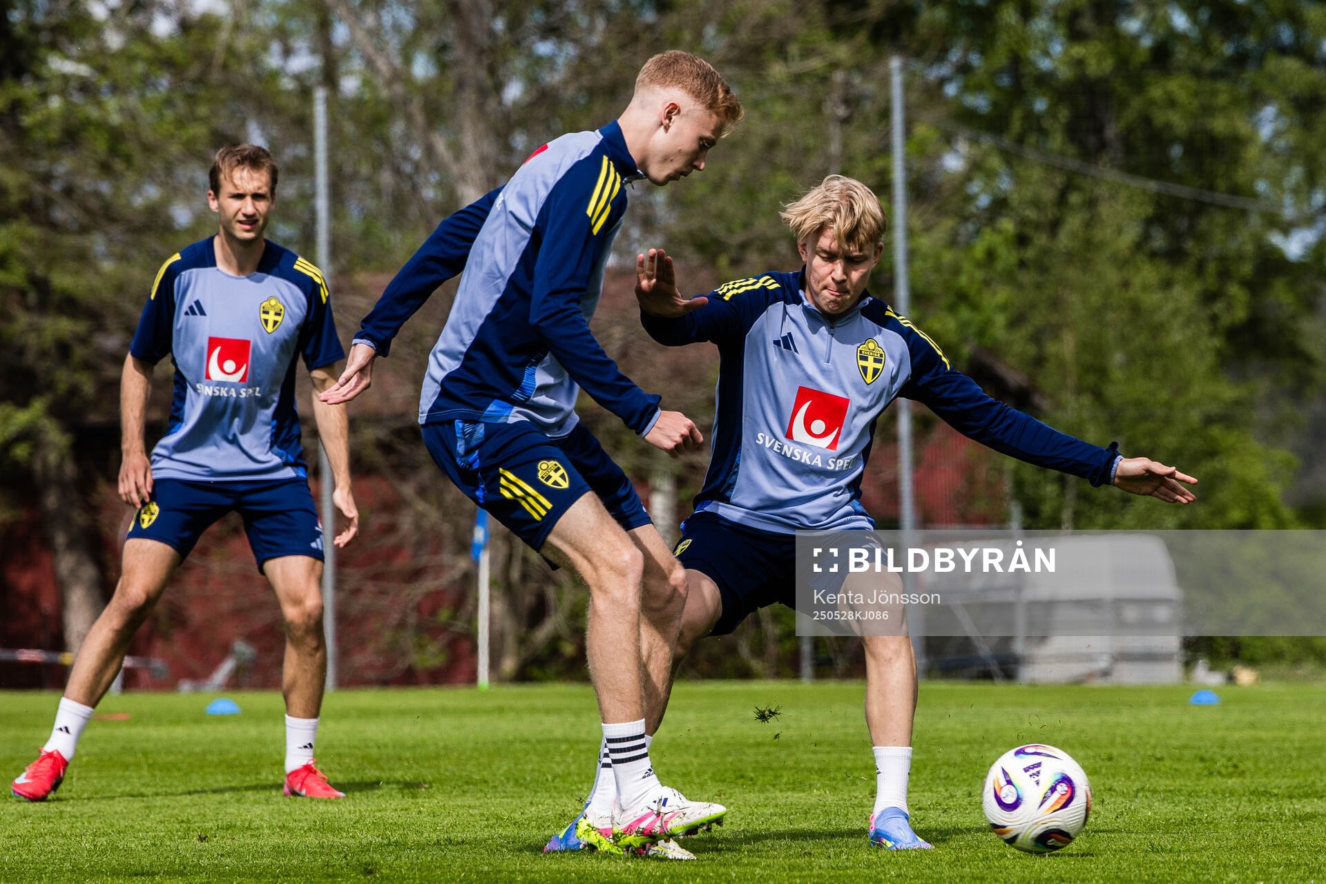Hugo Larsson and Daniel Svensson of the Swedish men's national football team during a training session on May 28, 2025 in Stockholm. 