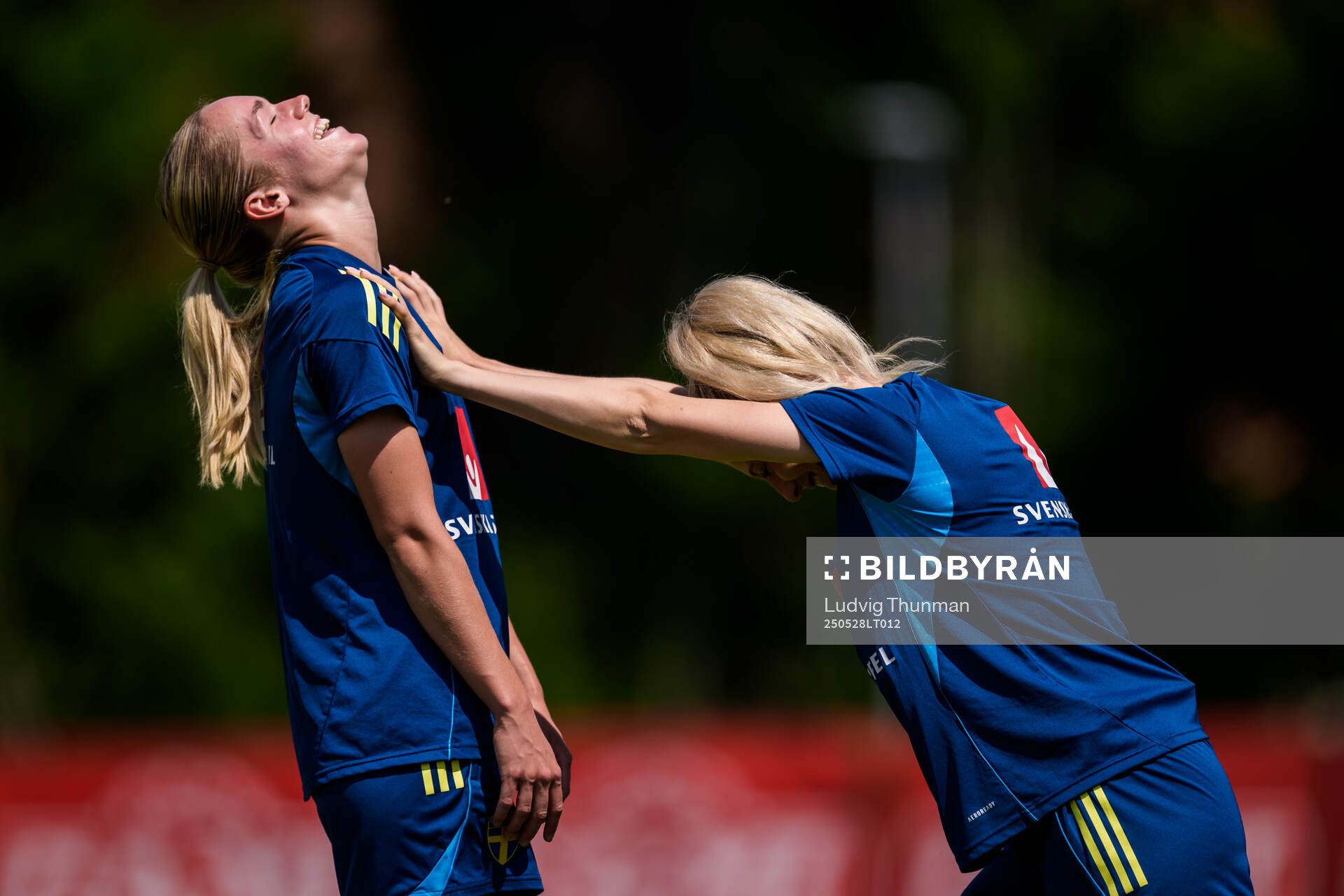 Hanna Lundkvist and Rebecka Blomqvist of the Swedish women’s national football team during a training session on May 28, 2025 in Fidenza. 