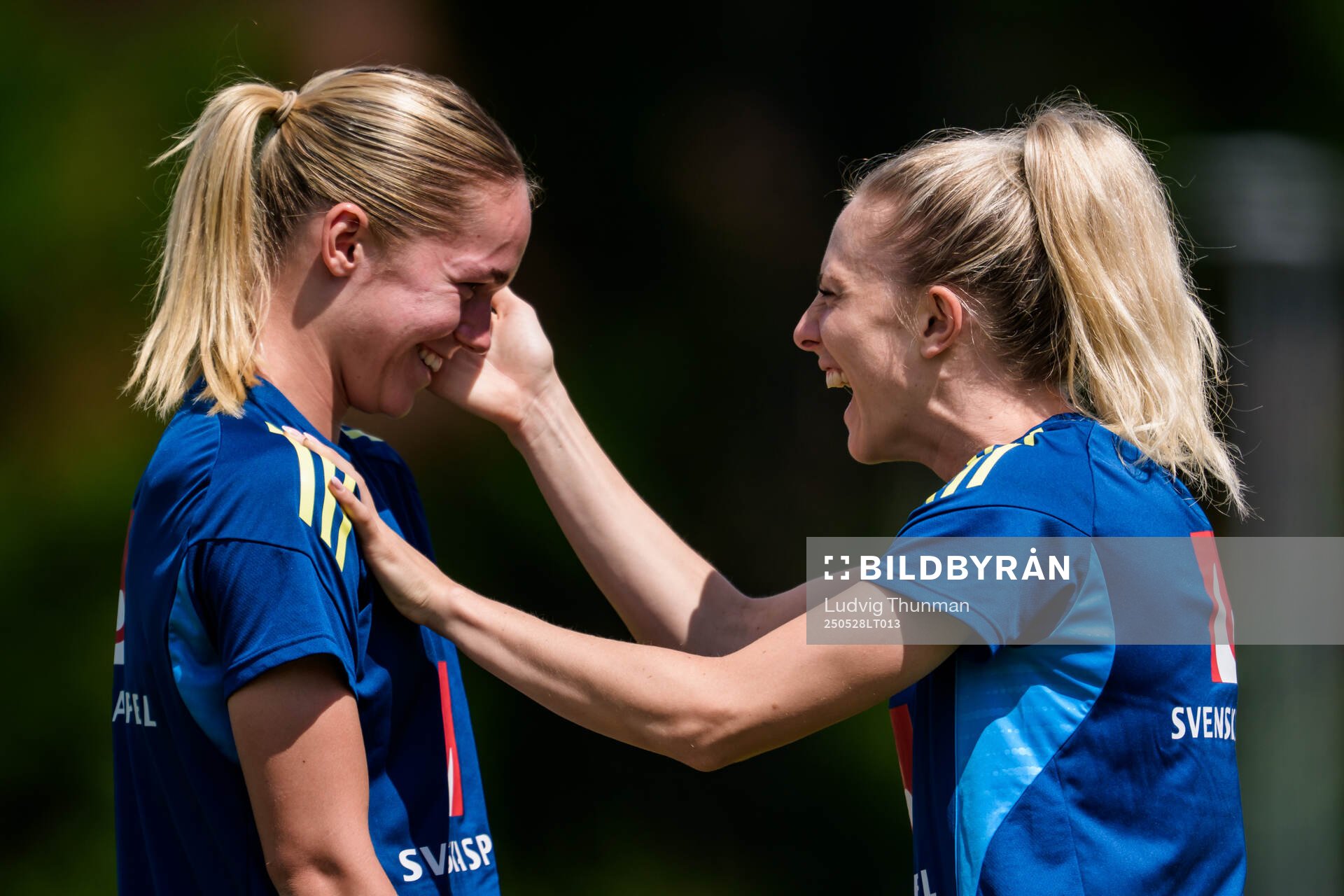 Hanna Lundkvist and Rebecka Blomqvist of the Swedish women’s national football team during a training session on May 28, 2025 in Fidenza. 