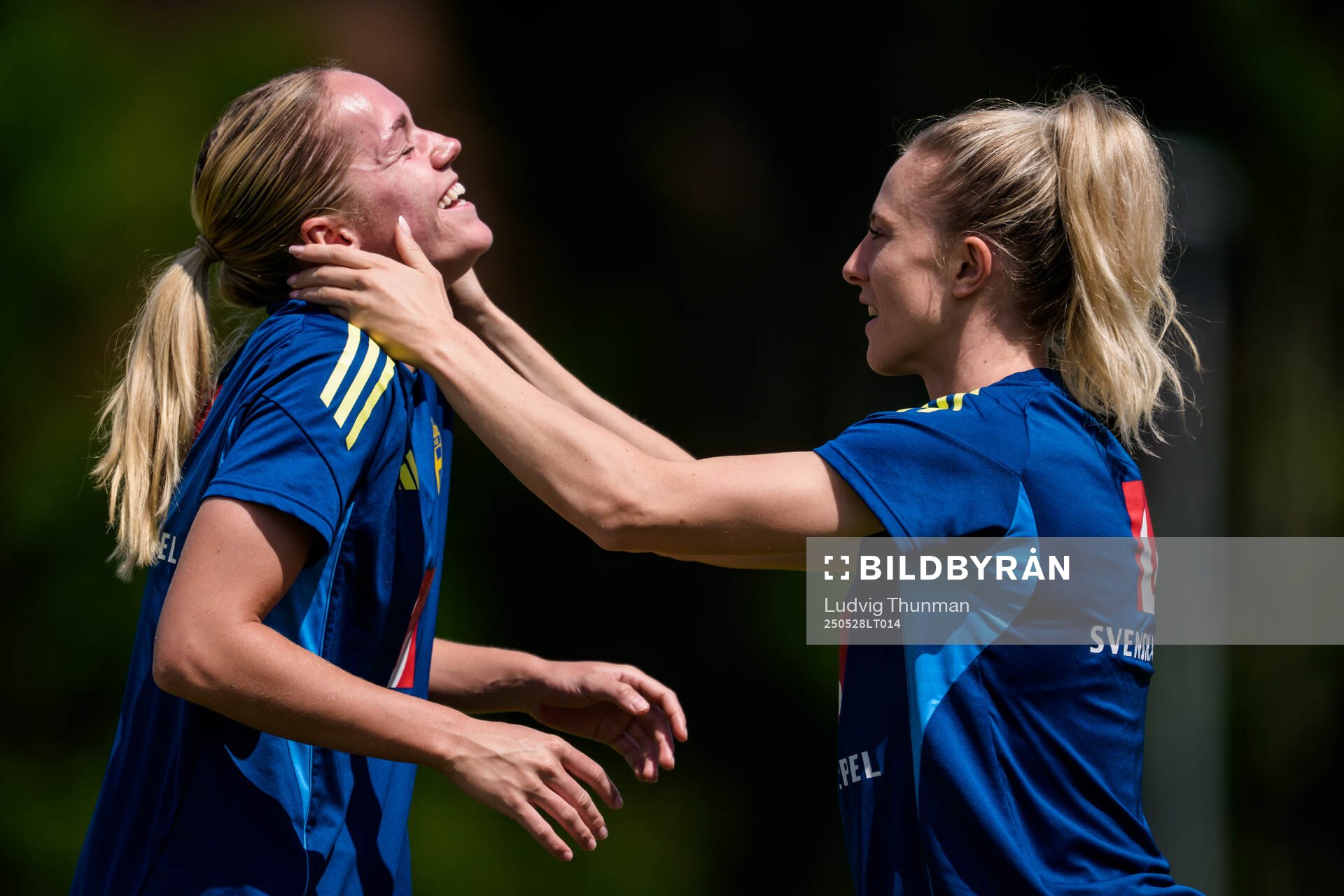 Hanna Lundkvist and Rebecka Blomqvist of the Swedish women’s national football team during a training session on May 28, 2025 in Fidenza. 