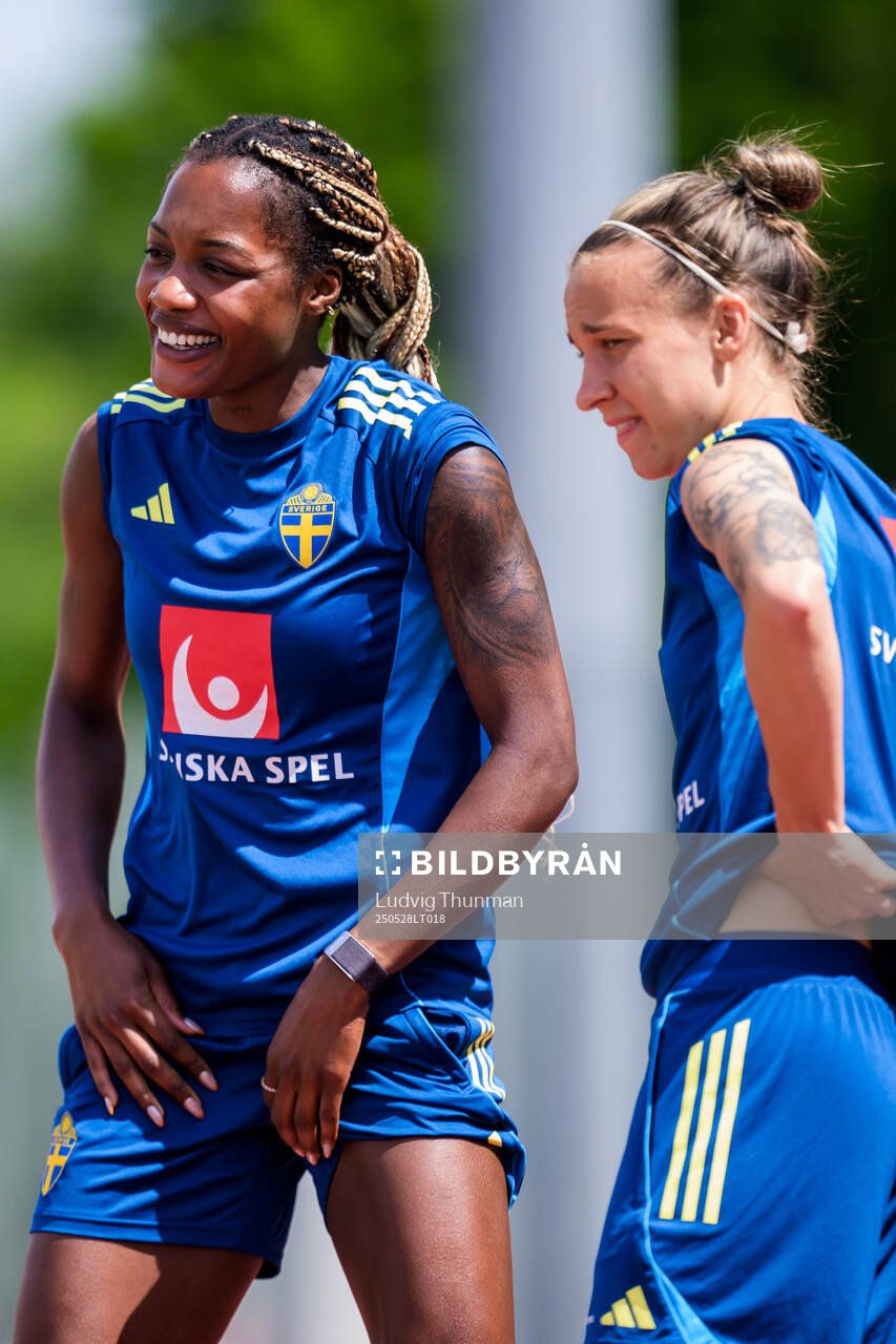 Evelyn Ijeh and Julia Zigiotti Olme of the Swedish women’s national football team during a training session on May 28, 2025 in Fidenza. 