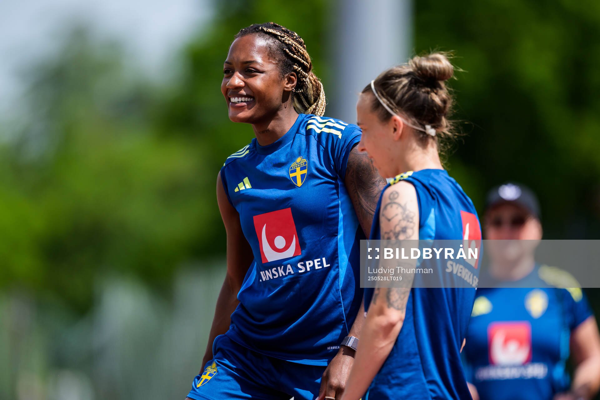Evelyn Ijeh and Julia Zigiotti Olme of the Swedish women’s national football team during a training session on May 28, 2025 in Fidenza. 