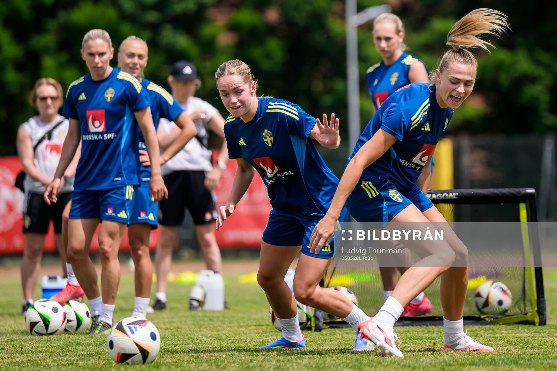 Hanna Lundkvist and Fridolina Rolfö of the Swedish women’s national football team during a training session on May 28, 2025 in Fidenza. 