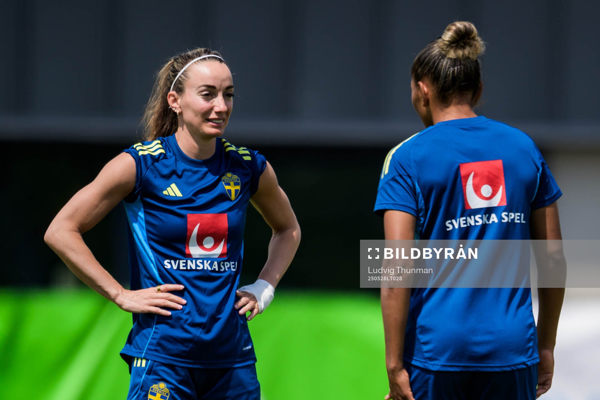 Kosovare Asllani and Madelen Janogy of the Swedish
