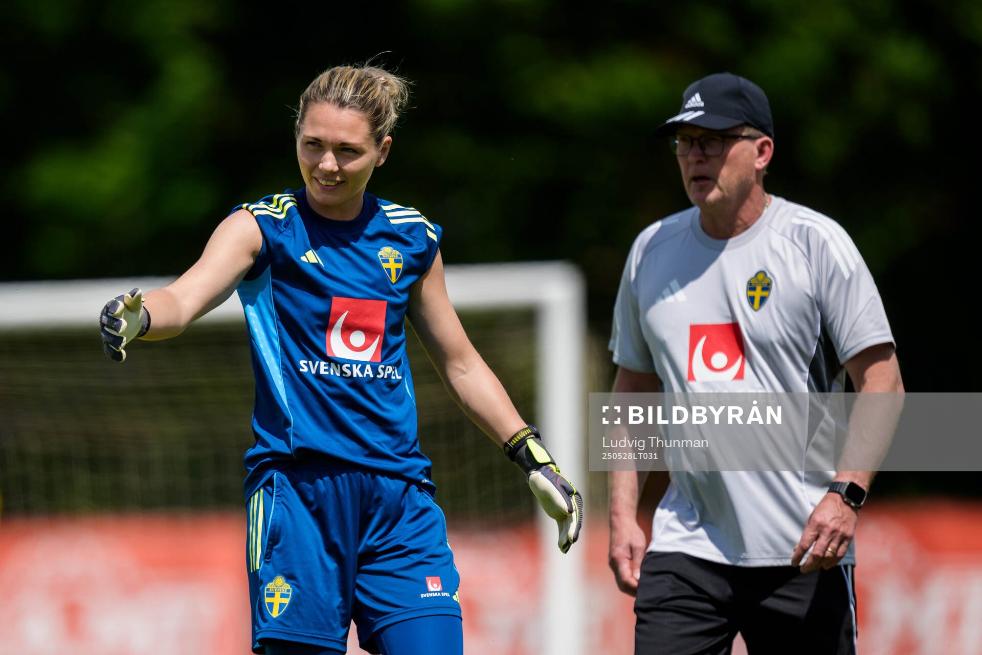 Goalkeeper Jennifer Falk and goalkeeper coach Leif Troedsson of the Swedish women’s national football team during a training session on May 28, 2025 in Fidenza.
