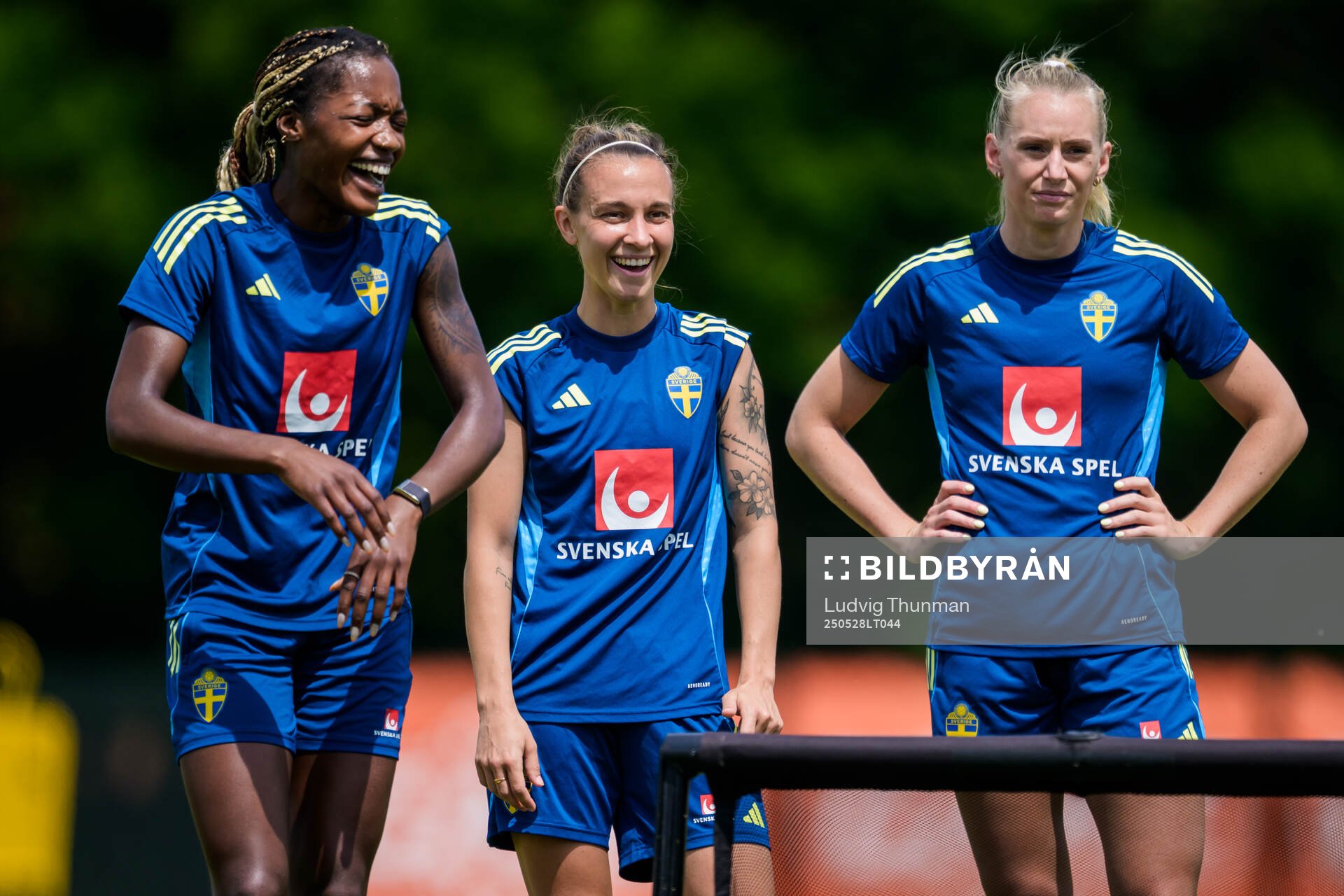 Evelyn Ijeh, Julia Zigiotti Olme and Stina Blackstenius of the Swedish women’s national football team during a training session on May 28, 2025 in Fidenza.