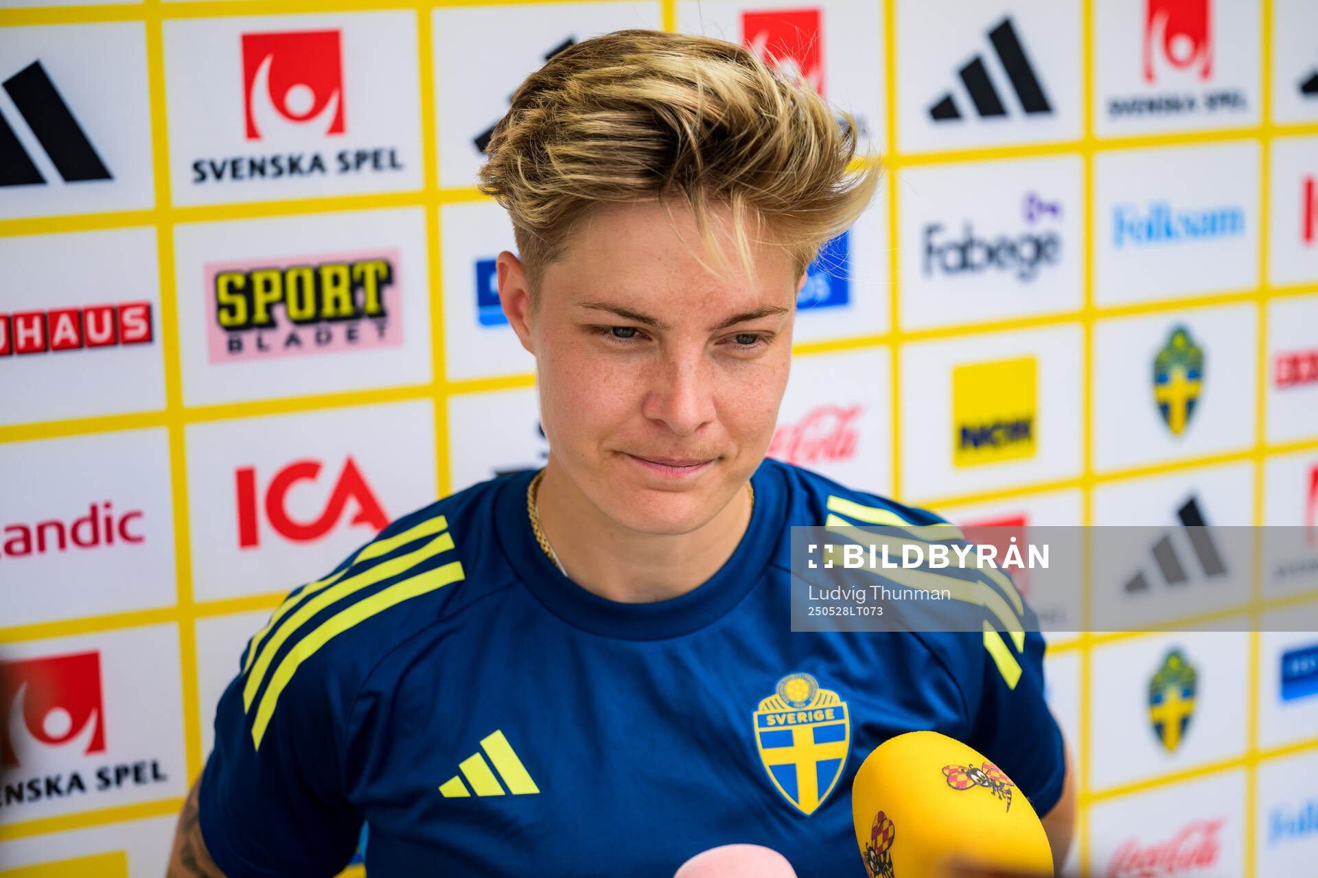 Lina Hurtig of the Swedish women’s national football team is interviewed by the media after a training session on May 28, 2025 in Fidenza. 