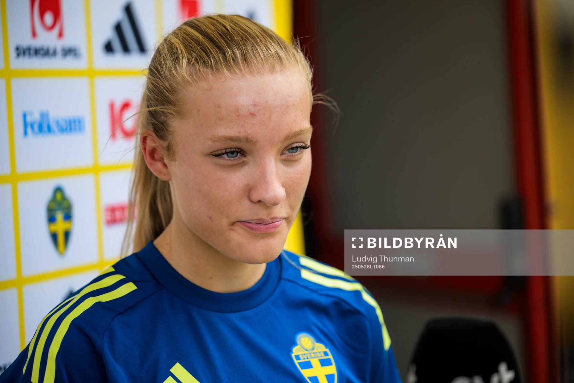 Smilla Holmberg of the Swedish women’s national football team is interviewed by the media after a training session on May 28, 2025 in Fidenza. 