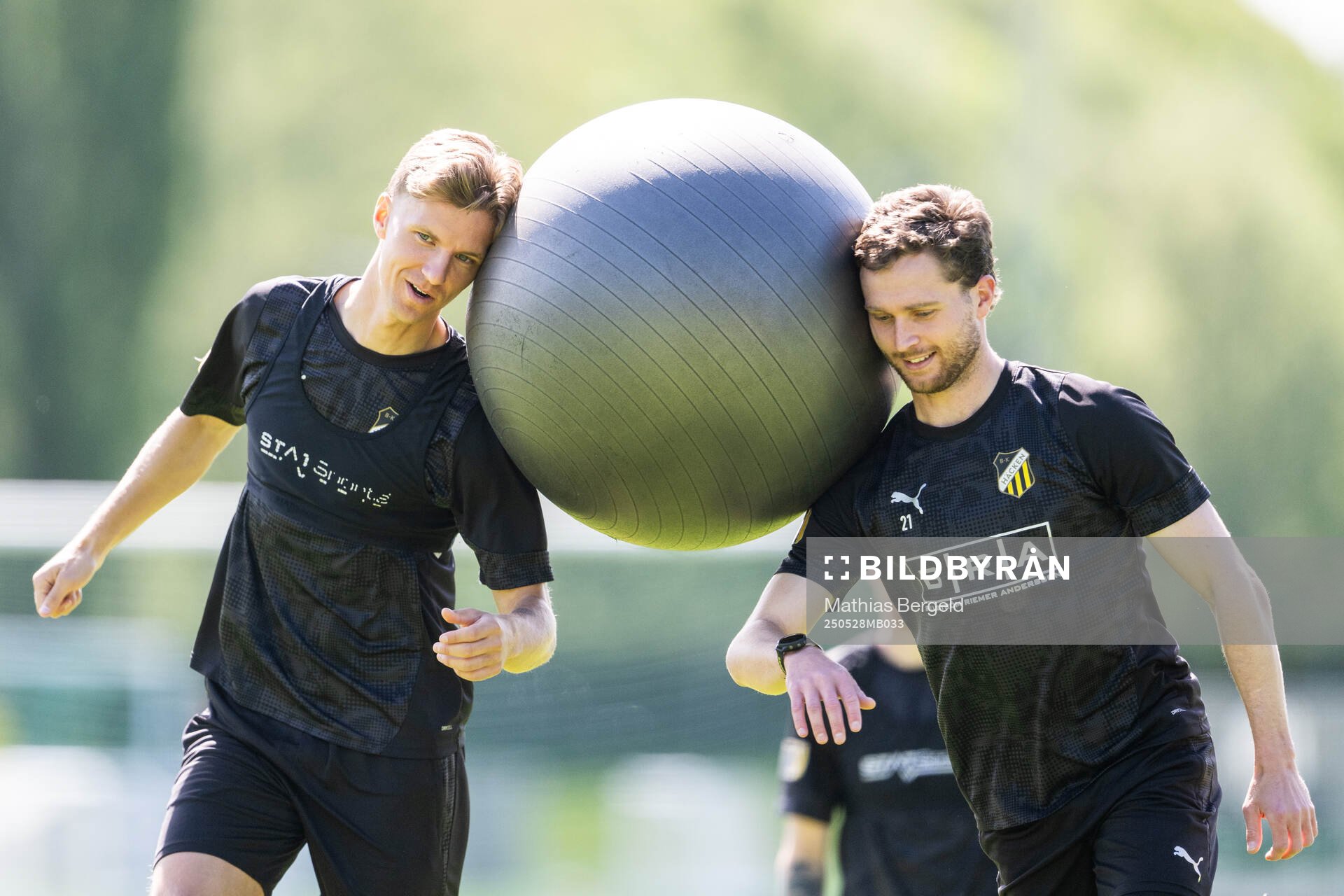 Häckens Samuel Leach Holm och Adam Lundkvist under en träning inför finalen i Svenska Cupen den 28 maj 2025 i Göteborg.