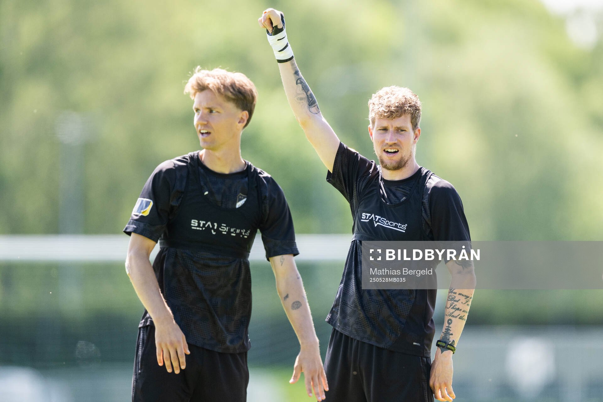 Häckens Samuel Leach Holm och Simon Gustafson under en träning inför finalen i Svenska Cupen den 28 maj 2025 i Göteborg.