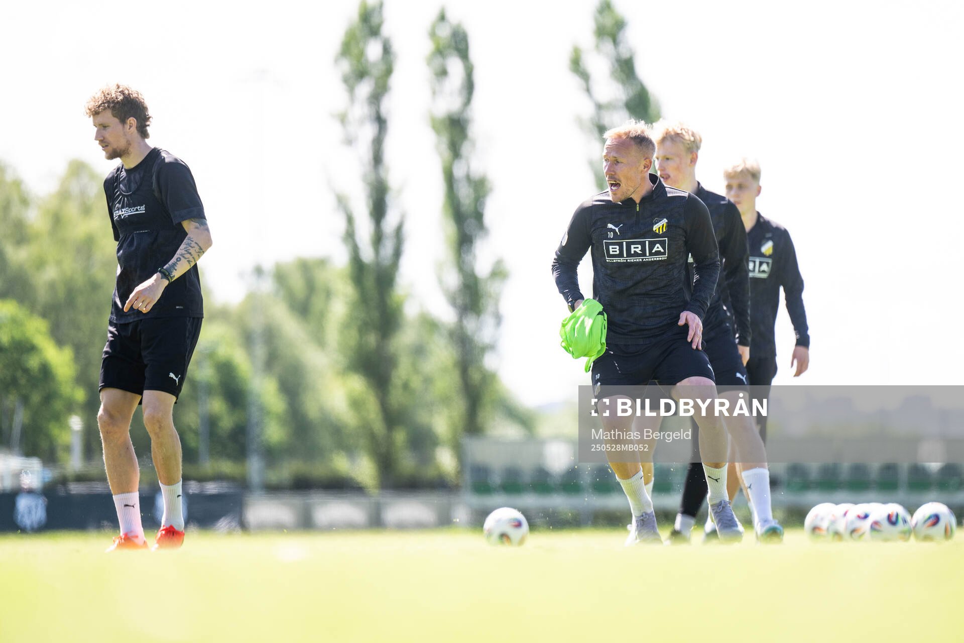 Häckens Simon Gustafson och Mikkel Rygaard Jensen under en träning inför finalen i Svenska Cupen den 28 maj 2025 i Göteborg.