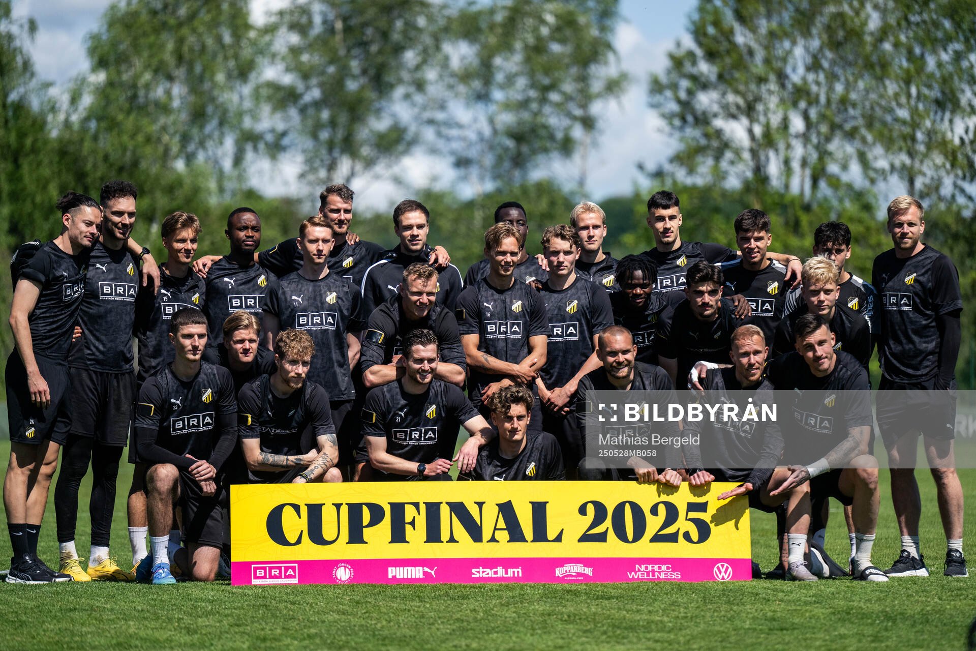 Häckens spelare poserar för en lagbild under en pressträff inför finalen i Svenska Cupen den 28 maj 2025 i Göteborg.