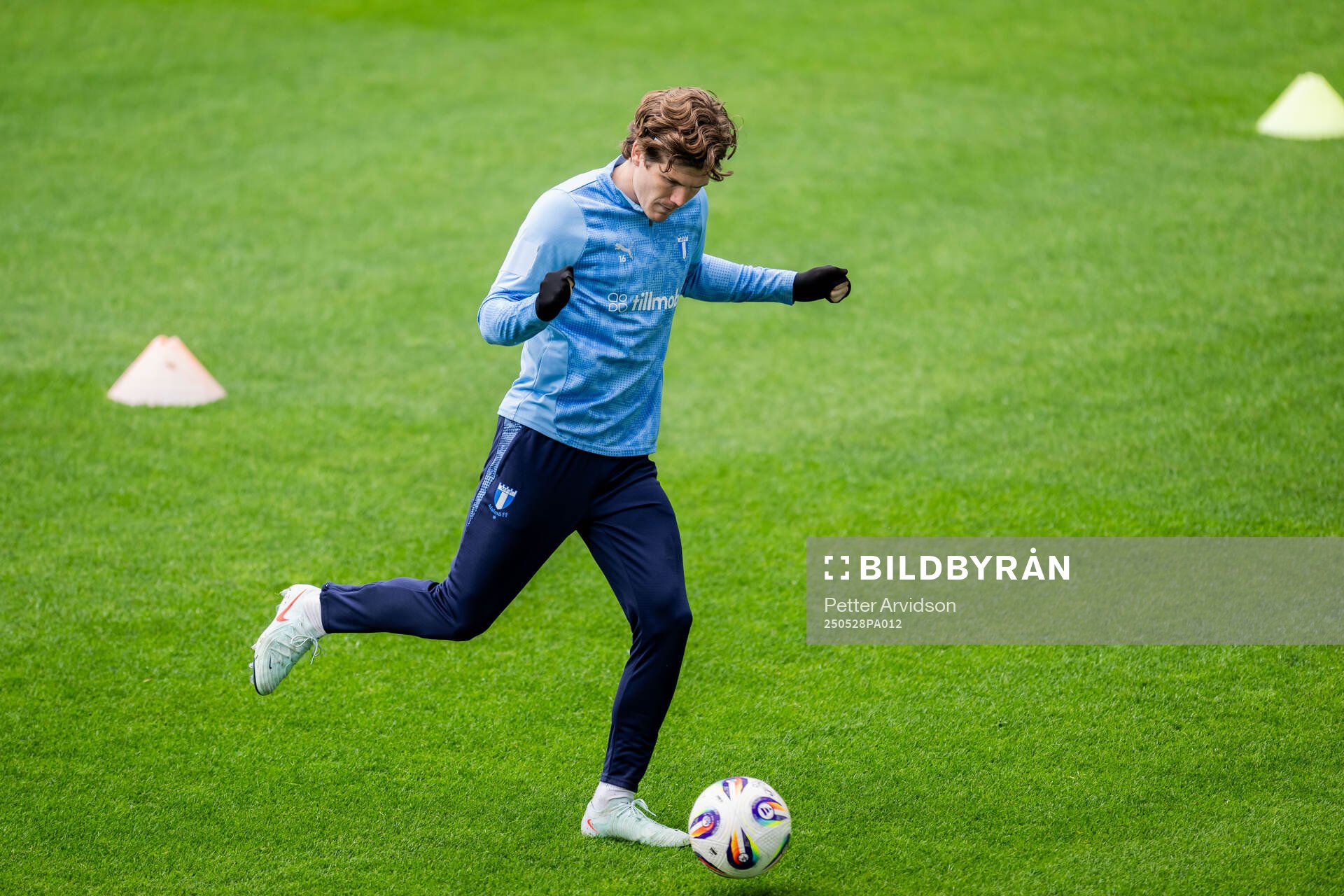 Malmö FFs Oliver Berg under en träning inför finalen i Svenska Cupen den 28 maj 2025 i Malmö. 