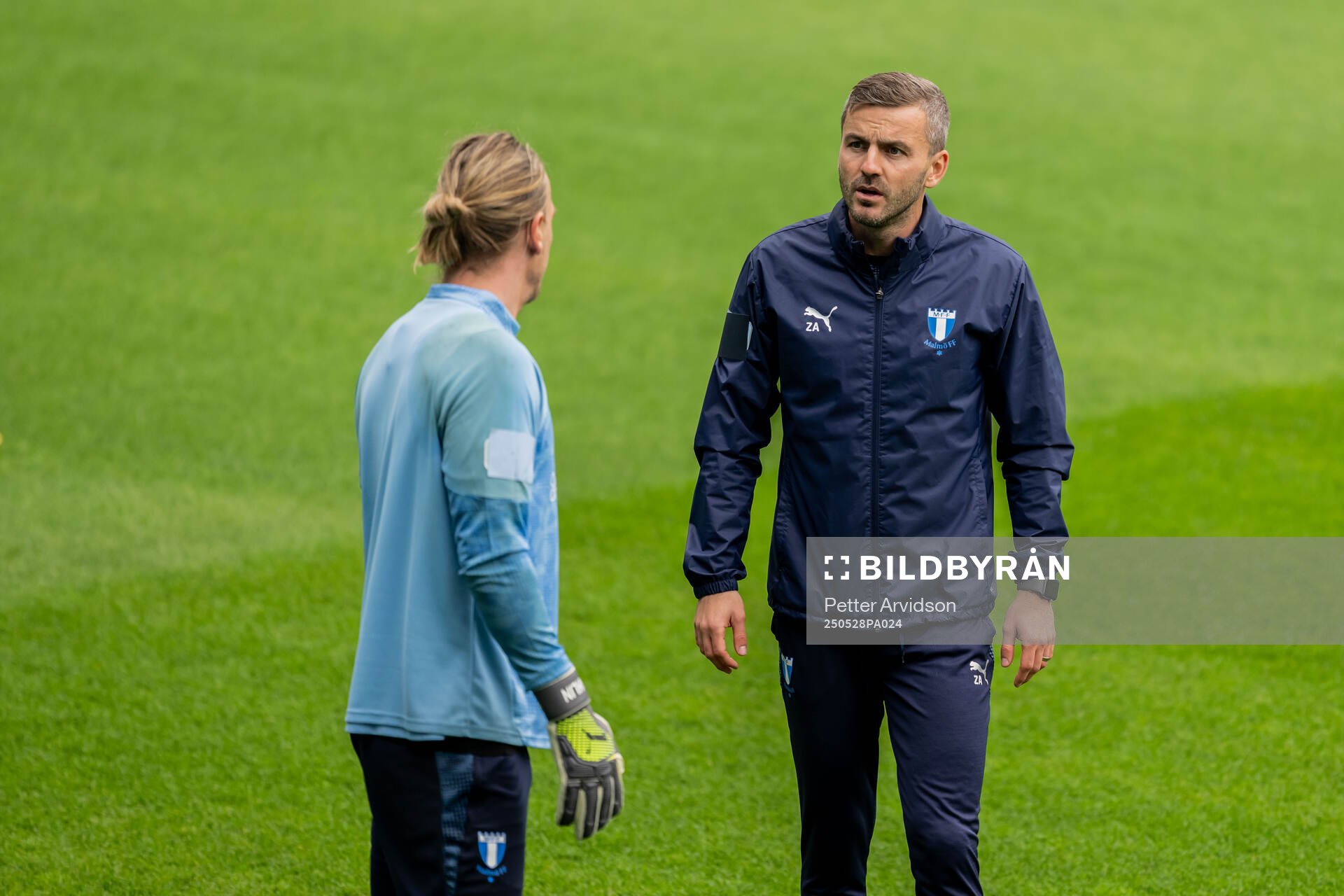 Malmö FFs målvakt Johan Dahlin och målvaktstränare Zlatan Azinovic under en träning inför finalen i Svenska Cupen den 28 maj 2025 i Malmö.
