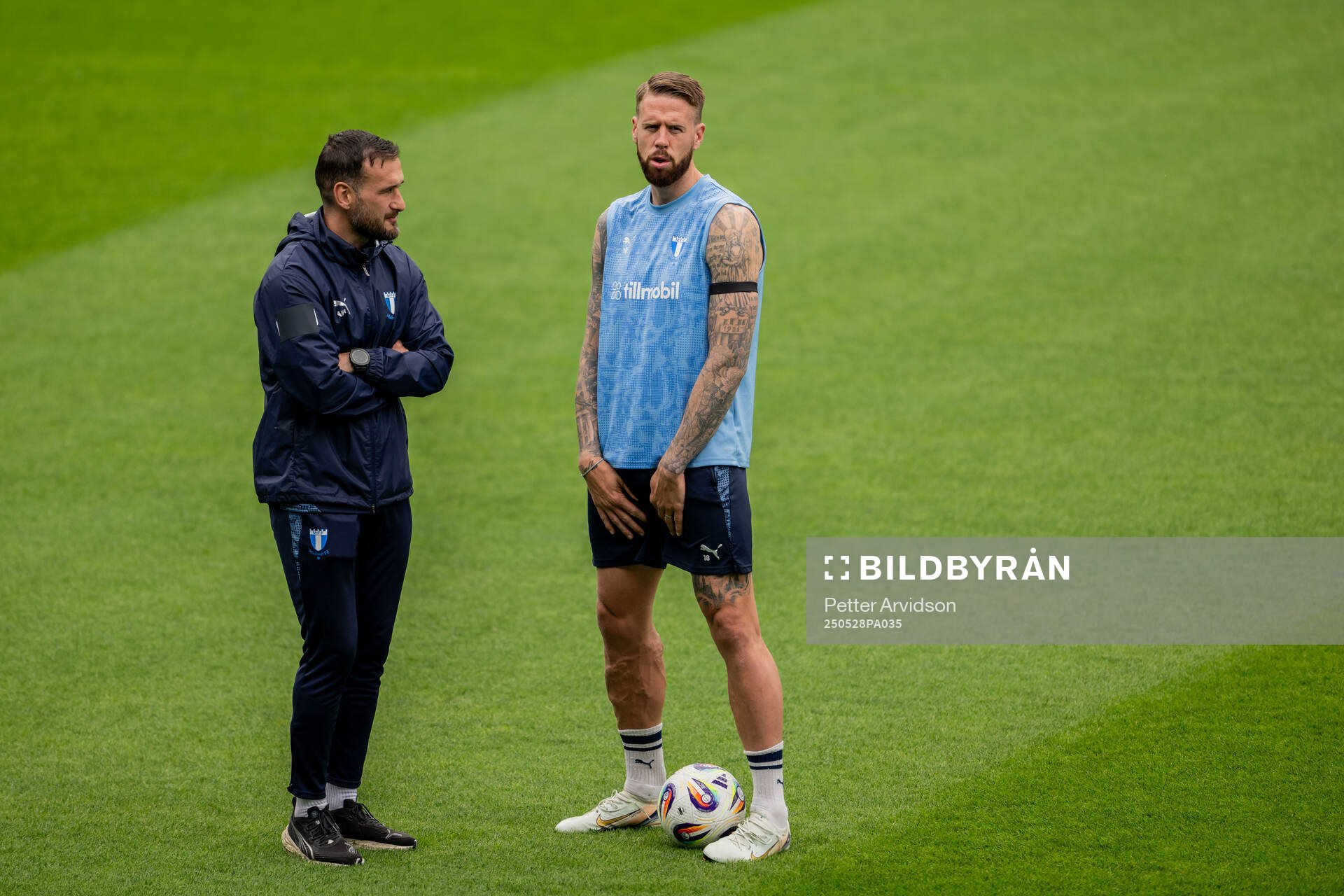 Malmö FFs Anes Mravac och Pontus Jansson under en träning inför finalen i Svenska Cupen den 28 maj 2025 i Malmö. 