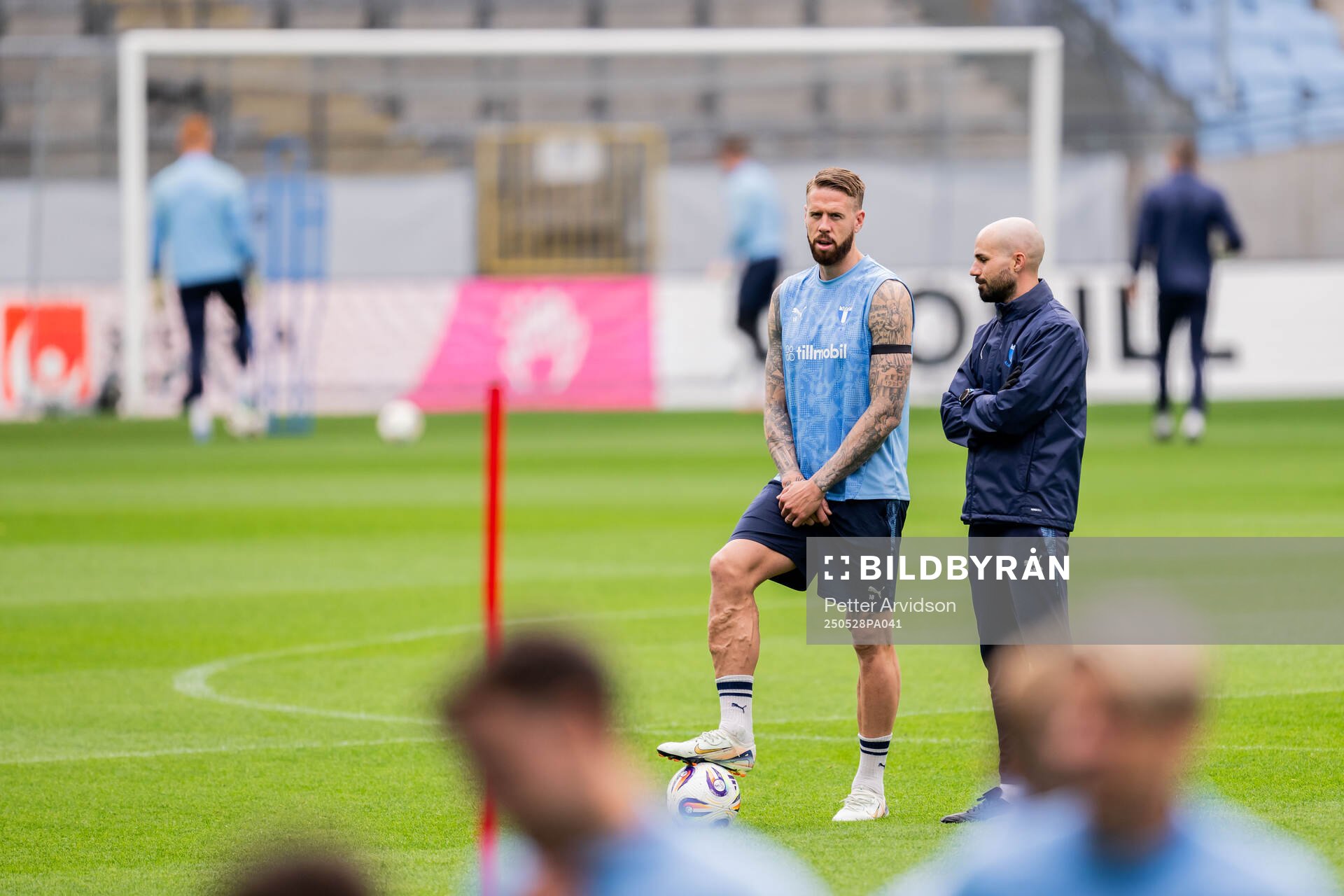 Malmö FFs Pontus Jansson och assisterande tränare Julian Marin under en träning inför finalen i Svenska Cupen den 28 maj 2025 i Malmö.