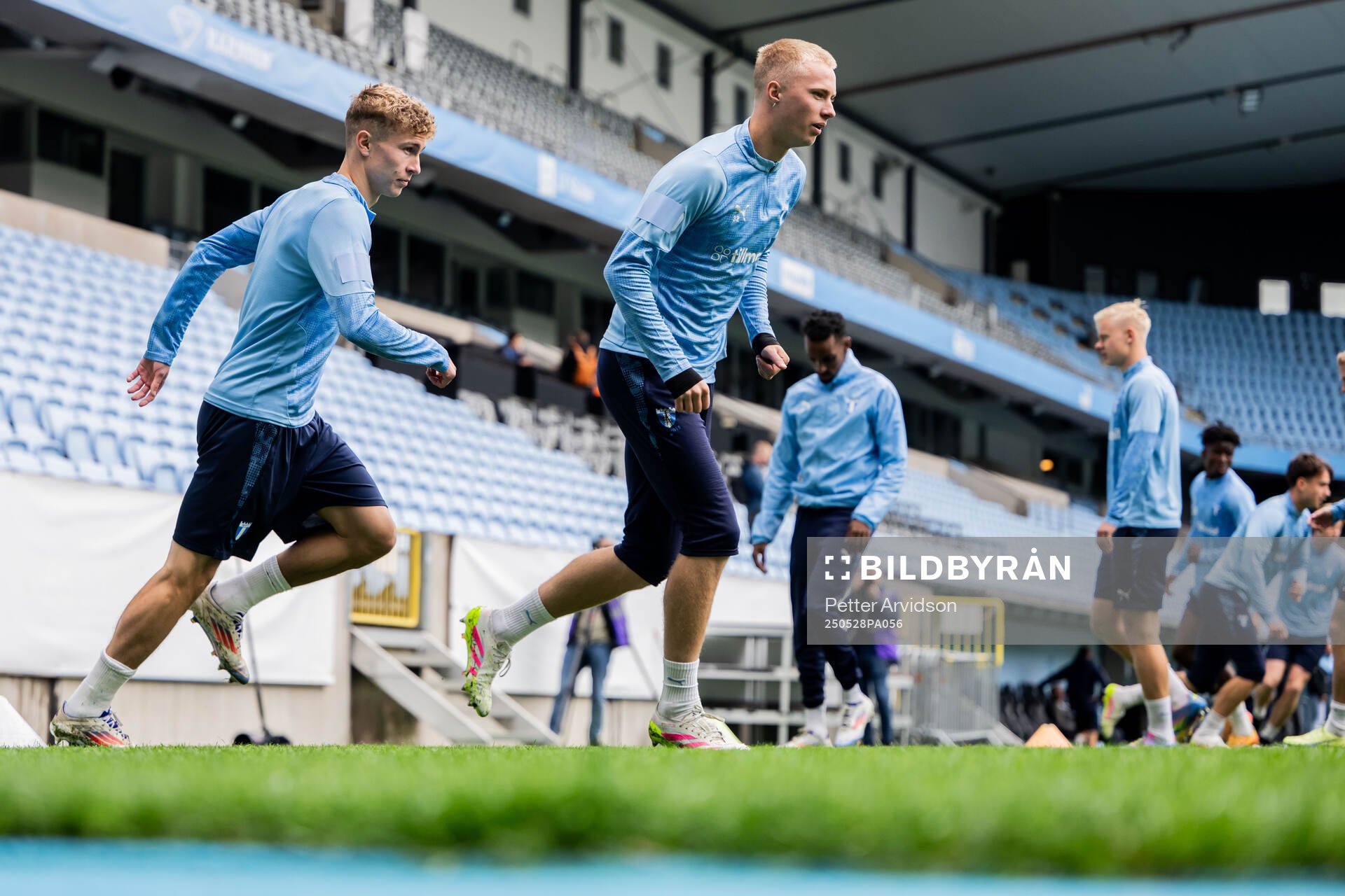 Malmö FFs Hugo Bolin och Daniel Gudjohnsen under en träning inför finalen i Svenska Cupen den 28 maj 2025 i Malmö. 