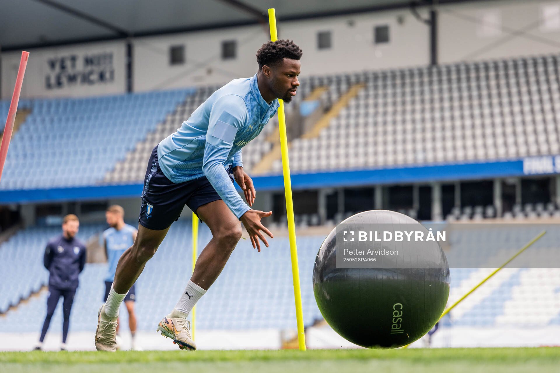 Malmö FFs Emmanuel Ekong under en träning inför finalen i Svenska Cupen den 28 maj 2025 i Malmö. 