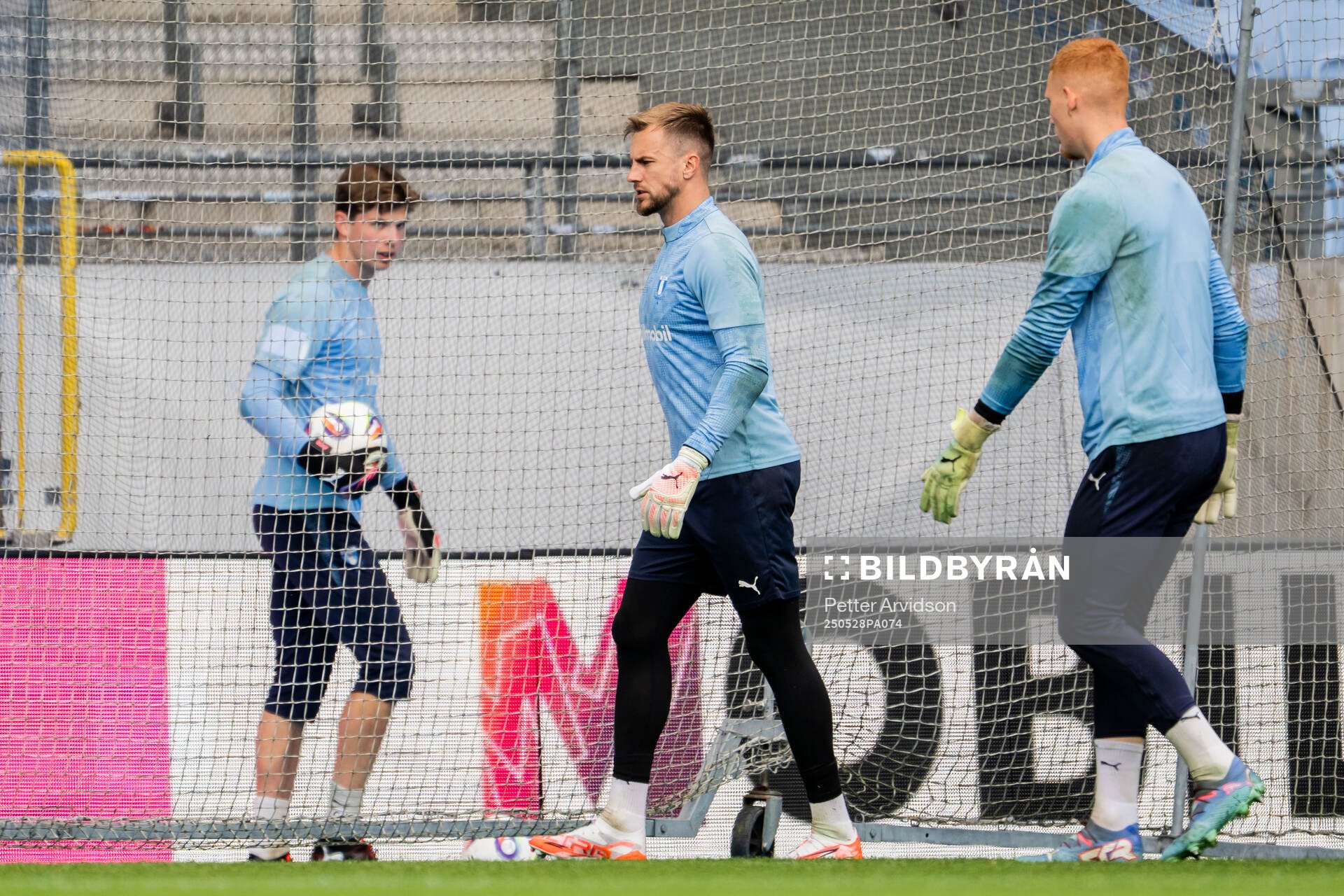 Malmö FFs målvakt Melker Ellborg, målvakt Ricardo Friedrich och målvakt Joakim Persson under en träning inför finalen i Svenska Cupen den 28 maj 2025 i Malmö.