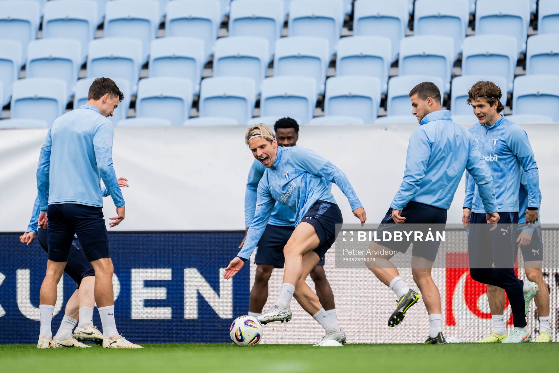 Malmö FFs Jens Stryger Larsen och Gabriel Busanello under en träning inför finalen i Svenska Cupen den 28 maj 2025 i Malmö. 